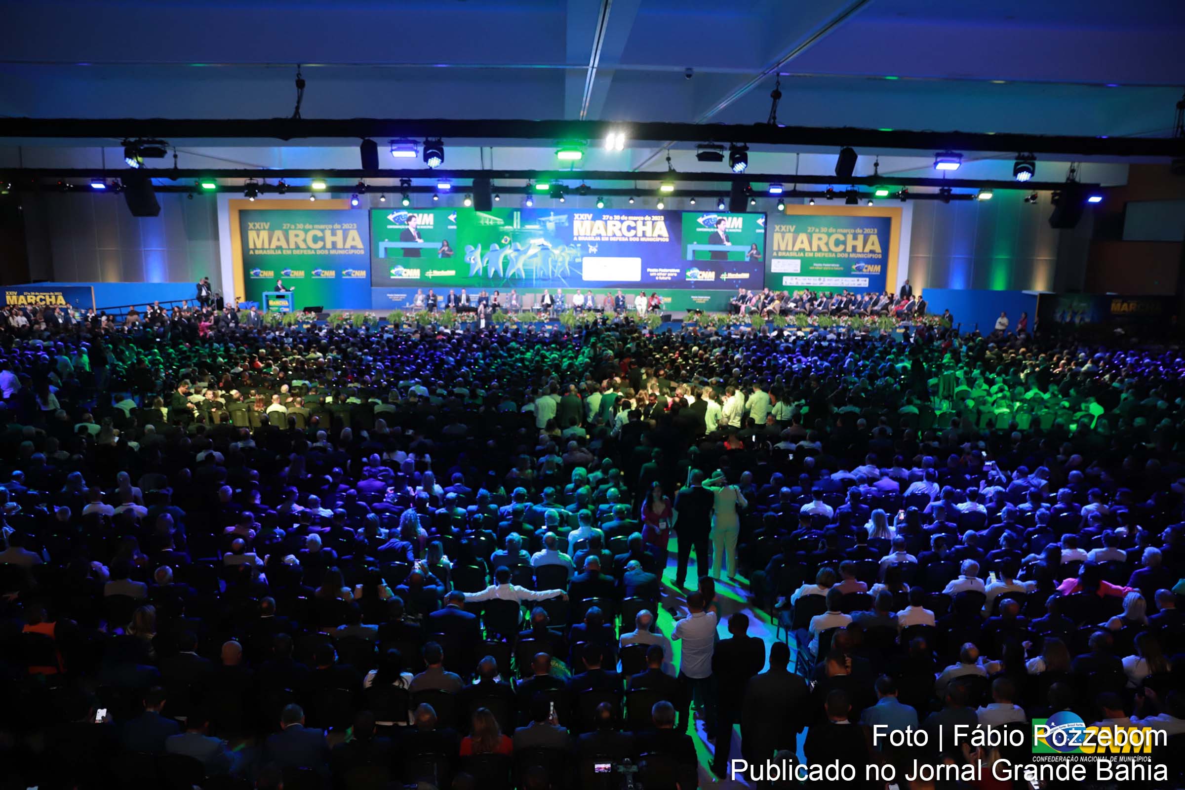 Presidente da CNM, Paulo Ziulkoski, destaca preocupações sobre o crescimento do número de servidores municipais durante coletiva de imprensa.