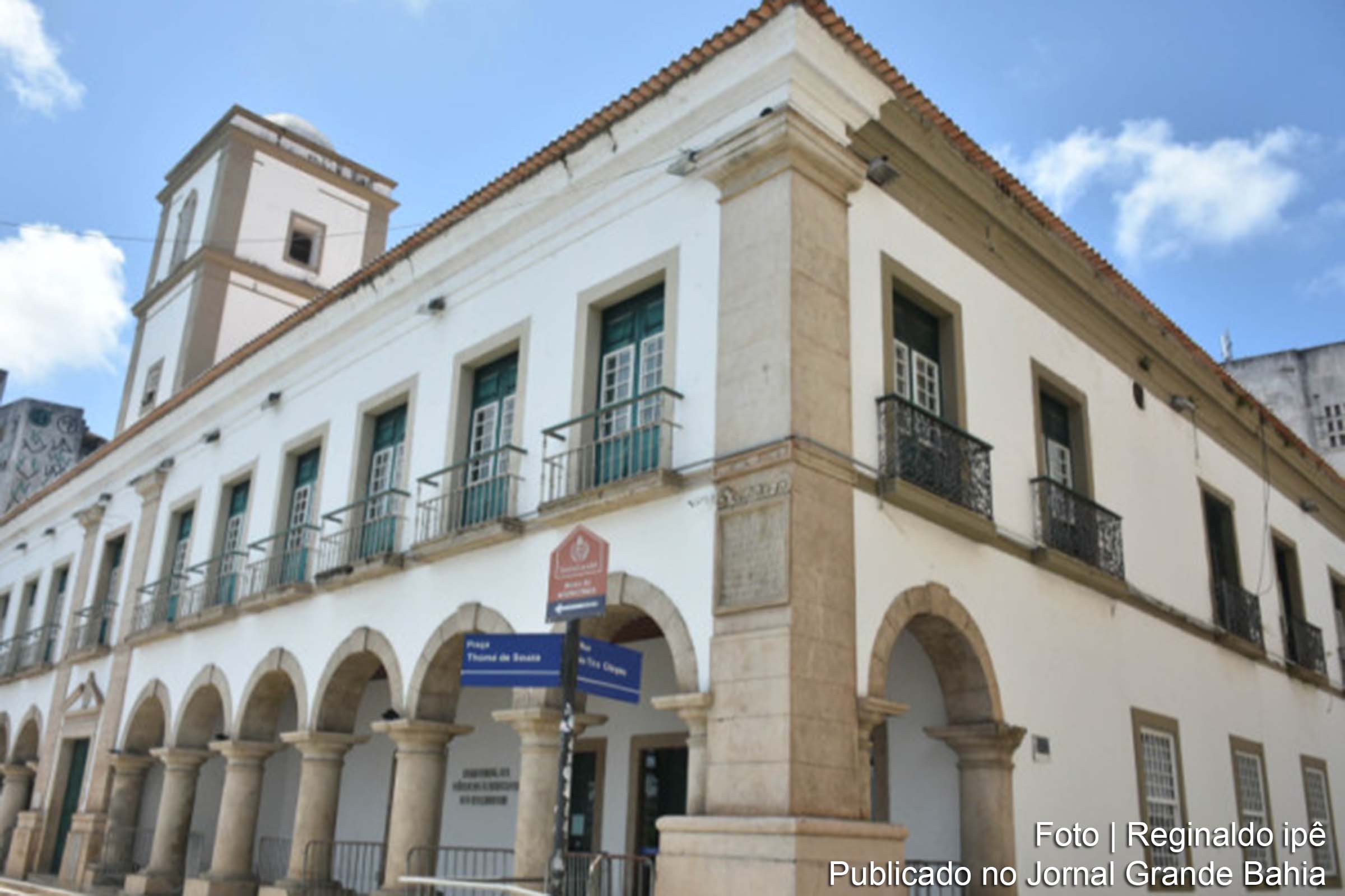 Vereador Carlos Muniz (PSDB), presidente da Câmara de Salvador, recebe do prefeito Bruno Reis o Projeto de Lei das Diretrizes Orçamentárias para 2025.