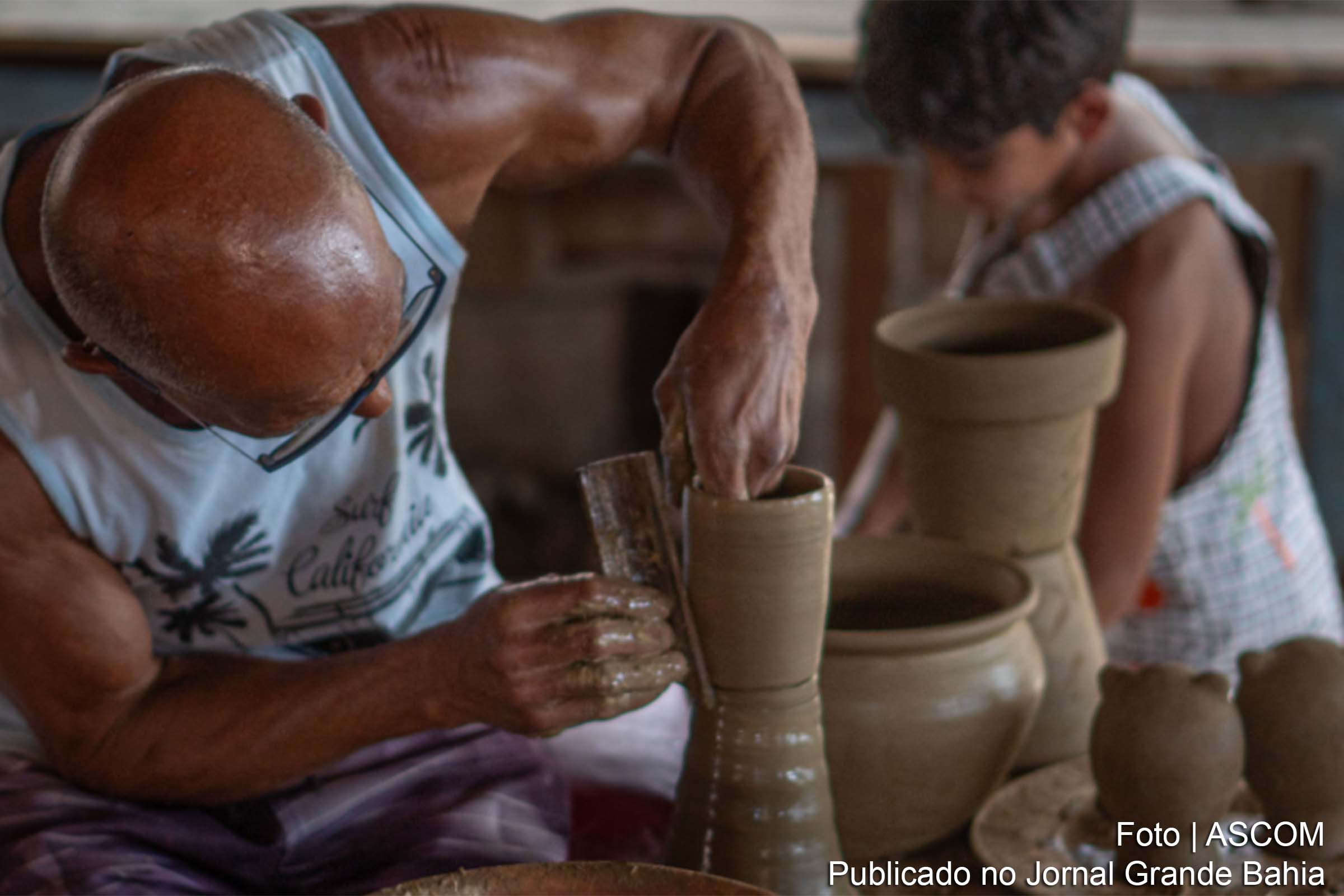 "Em Torno do Barro" destaca o saber popular dos artesãos de Maragogipinho e Coqueiros, com episódios semanais no Instagram da PROEXC-UFRB.