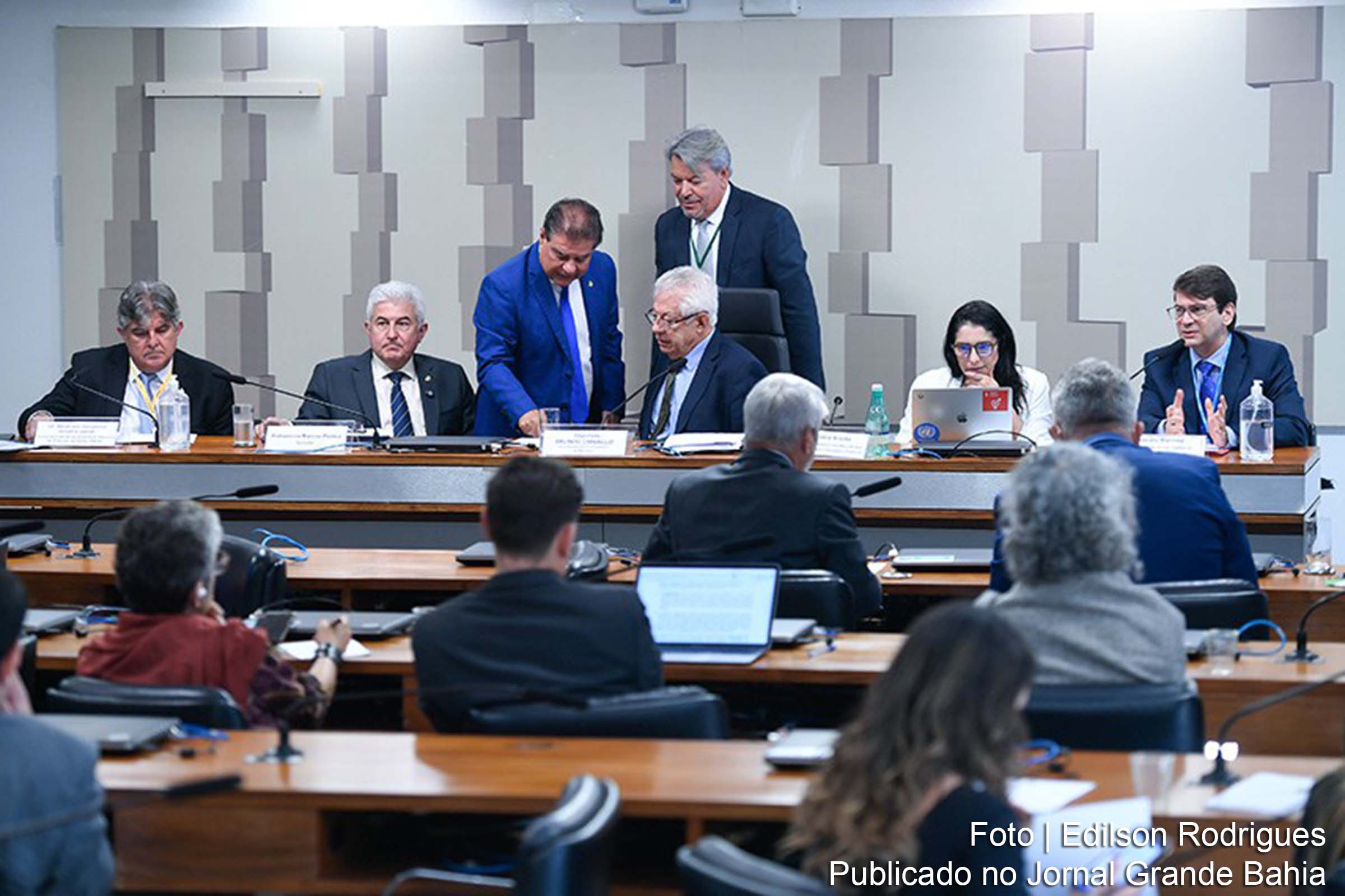 Parlamentares e especialistas discutem a necessidade de legislação específica para regular o uso de dados pessoais e inteligência artificial em seminário promovido pelo Parlamento do Mercosul.