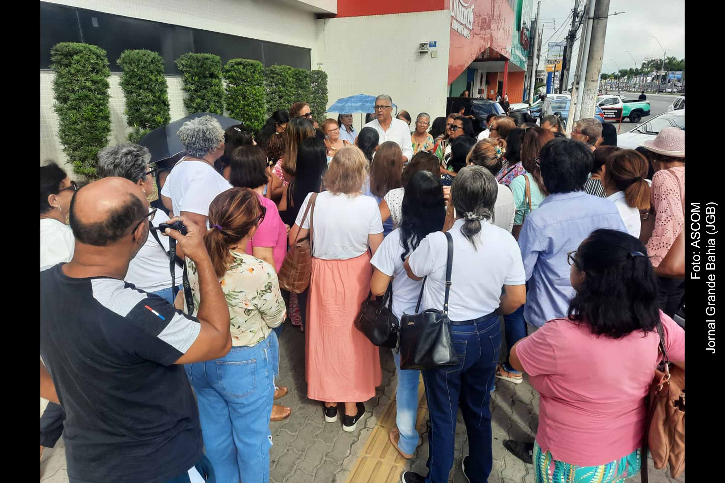 Cerca de 100 professoras da rede pública de Feira de Santana protestam por antecipação dos precatórios do Fundef.