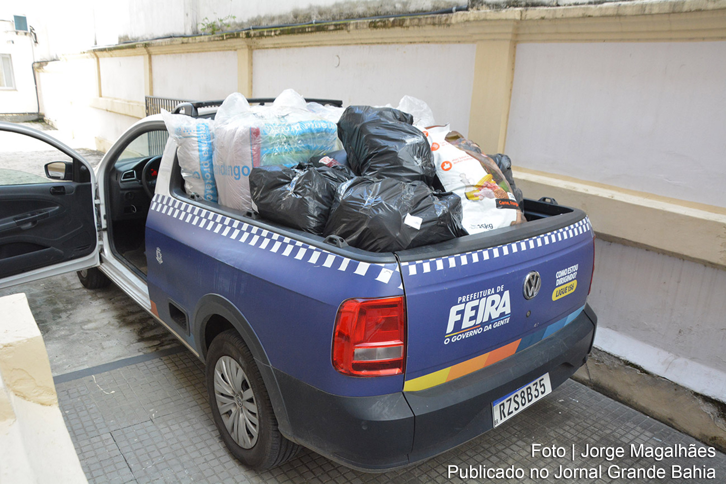 A Prefeitura Municipal e a Arquidiocese de Feira de Santana recebem doações de Santa Bárbara para ajudar as vítimas das enchentes no Rio Grande do Sul.