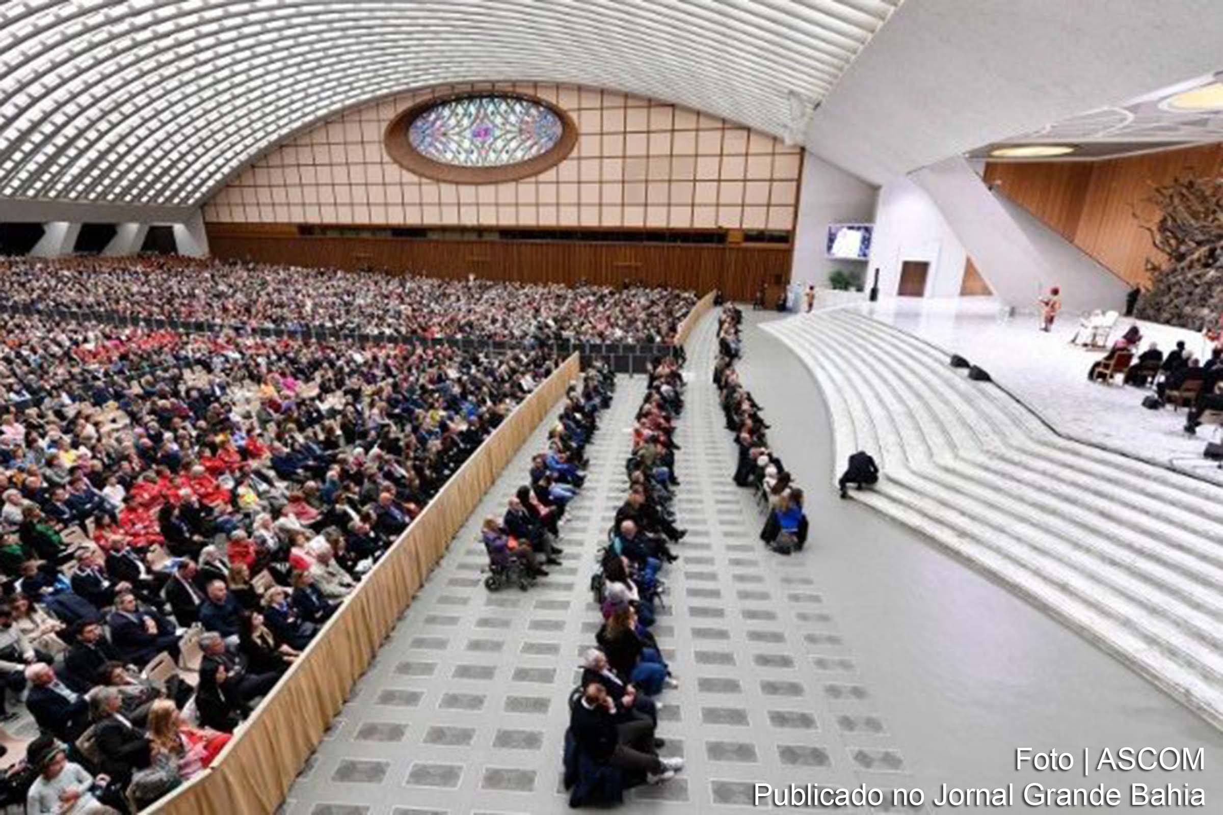 Papa Francisco destaca a importância do amor entre gerações, ressaltando que este fortalece, enriquece e traz sabedoria a todos, independentemente da idade.