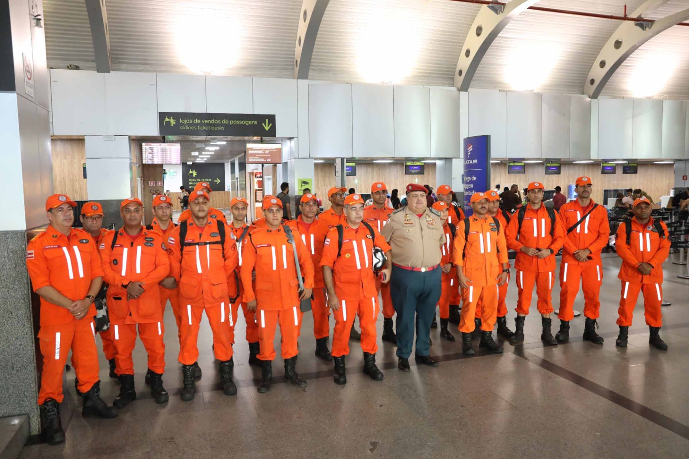 Equipe de bombeiros militares e profissionais de saúde da Bahia embarca para o Rio Grande do Sul para auxiliar nas operações de resgate e assistência às vítimas das chuvas.