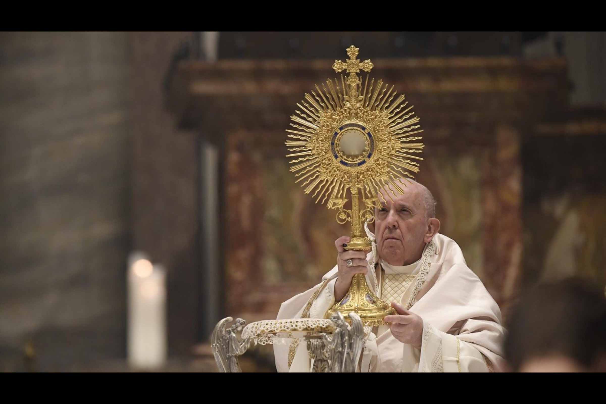 O Papa Francisco destaca a importância da Eucaristia em postagem na rede social X, em alusão à Solenidade de Corpus Christi, e anuncia celebração na Catedral de São João de Latrão em 2 de junho.