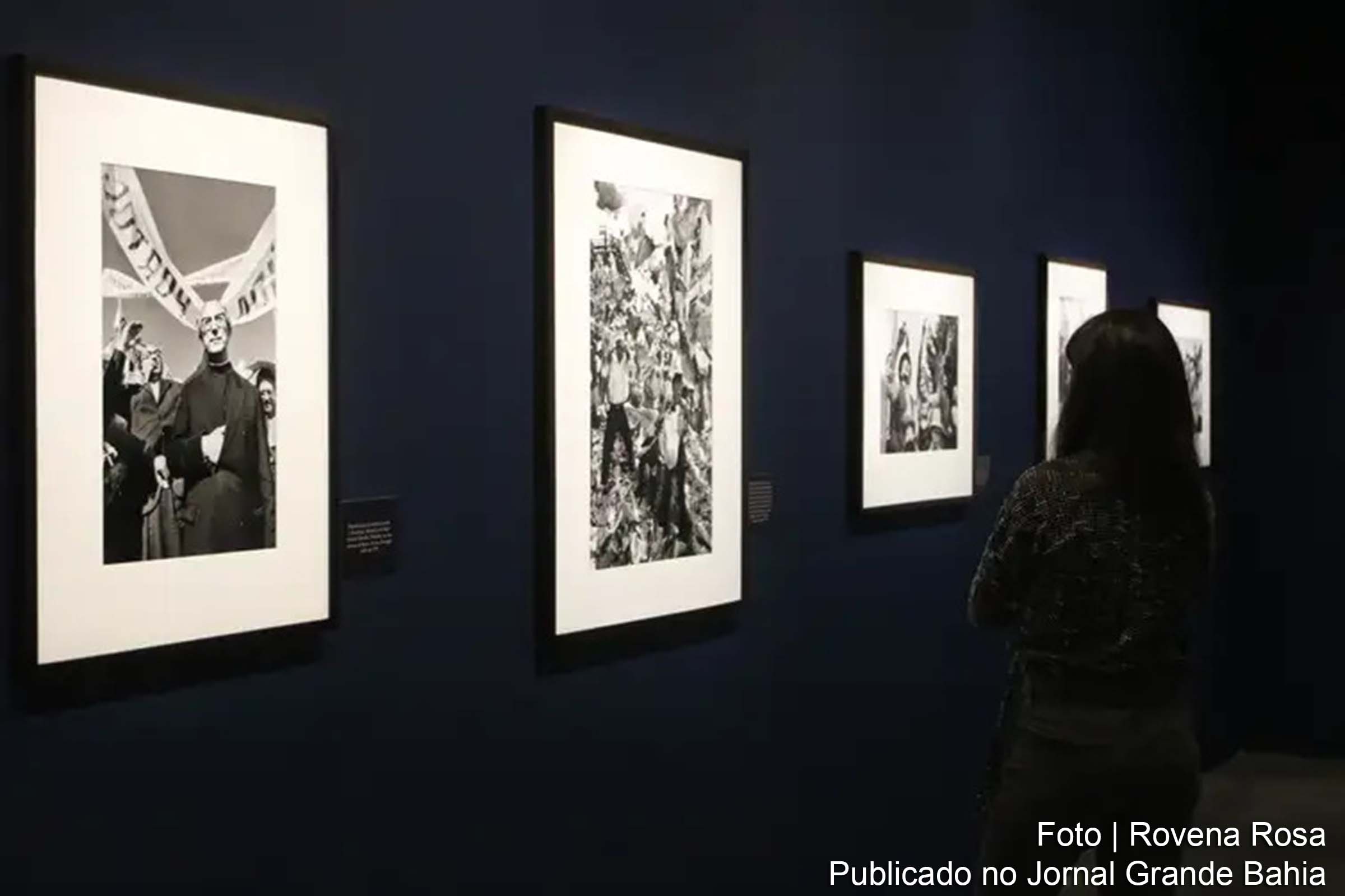 Exposição fotográfica de Sebastião Salgado marca os 50 anos da Revolução dos Cravos em Portugal.