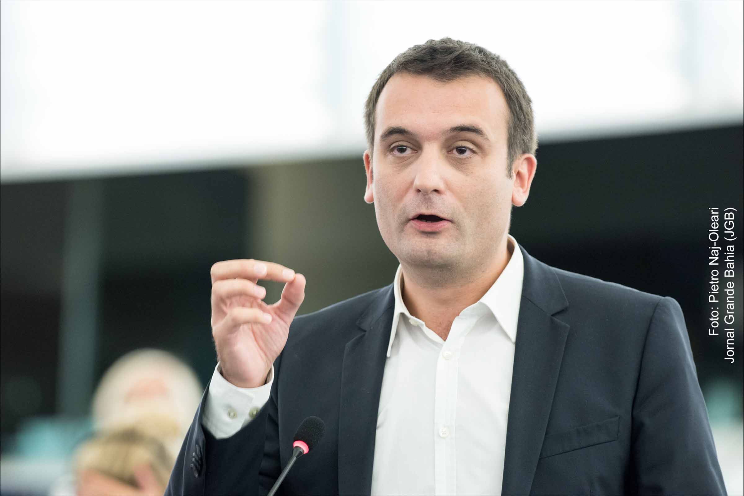 Florian Philippot, líder do partido francês Os Patriotas, critica fortemente a OTAN e apela para que a França saia da aliança.