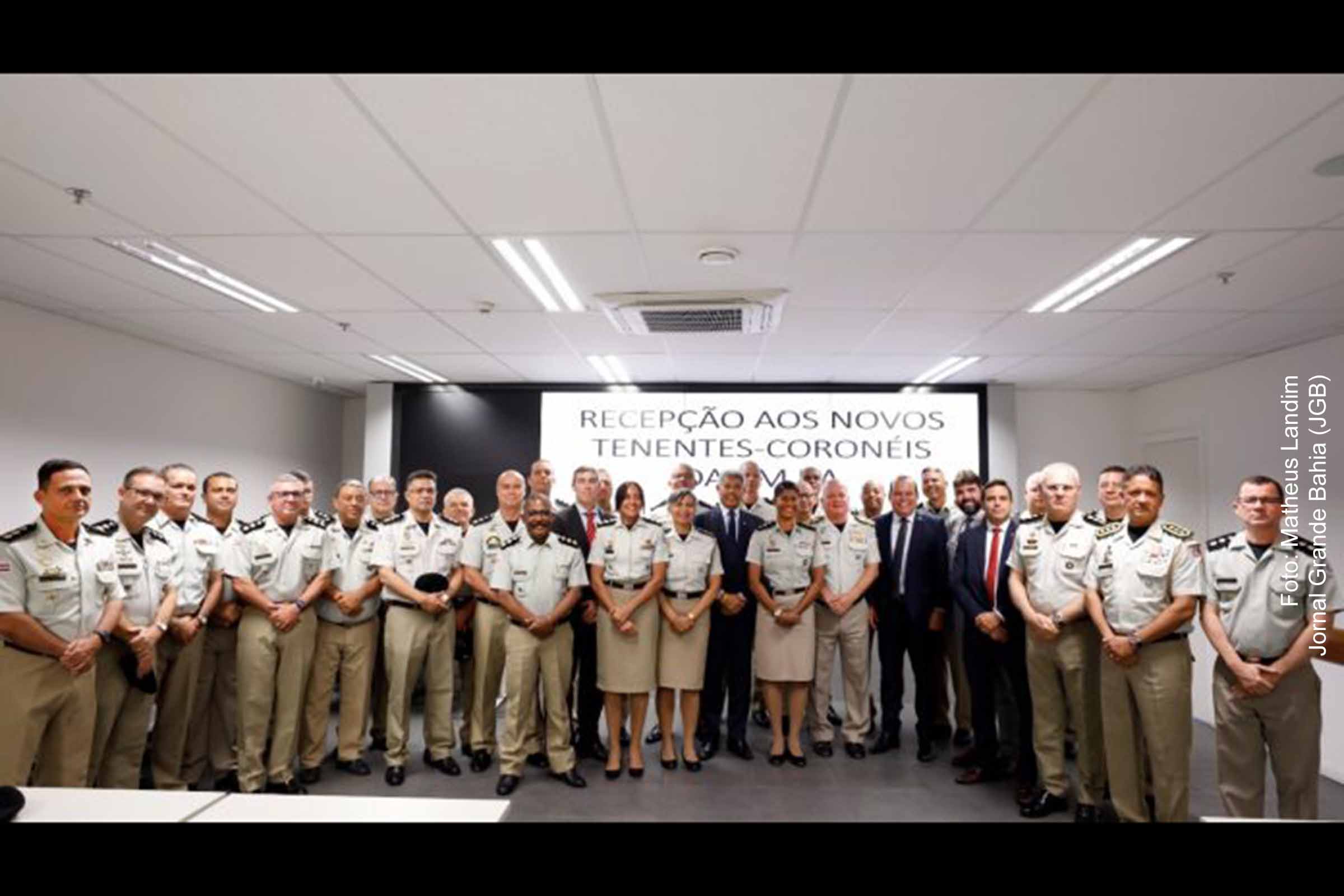 Cerimônia marca a promoção de 283 oficiais da PMBA, destacando a valorização da carreira militar no estado.