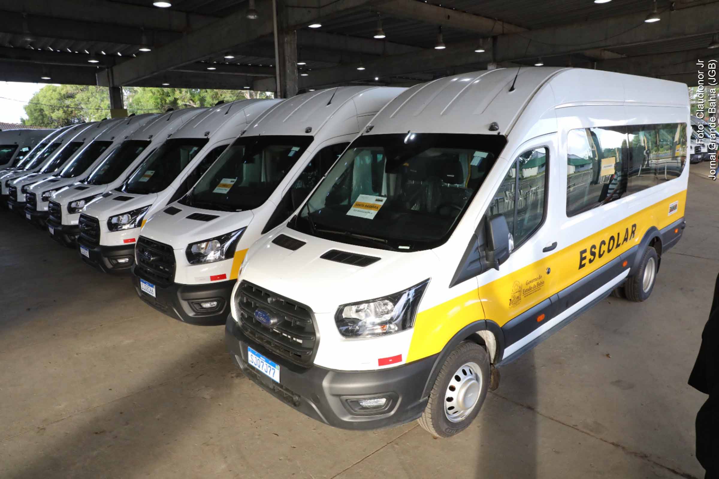 O Governo do Estado da Bahia entregou, nesta segunda-feira (20/05/2024), vans escolares que beneficiarão estudantes da zona rural de 54 municípios. O evento ocorreu no Parque de Exposições e contou com a presença do governador Jerônimo Rodrigues.