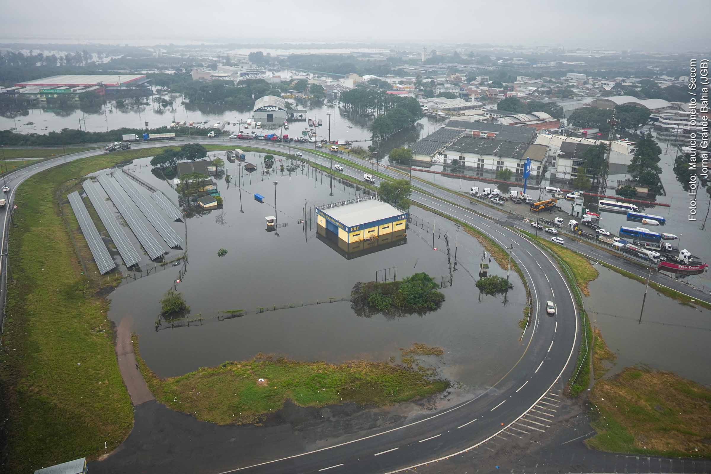 Rio Grande do Sul enfrenta novos temporais e diques insuficientes; Comporta é aberta para escoamento de água no centro de Porto Alegre