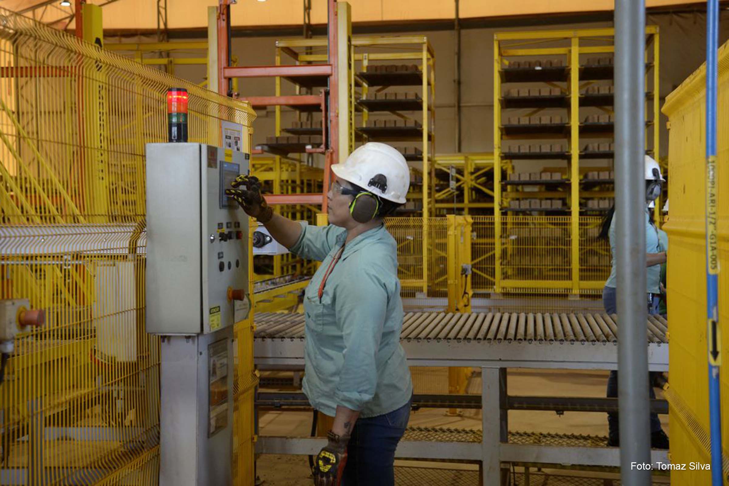 A nova lei prevê incentivos fiscais para a modernização do parque industrial, visando aumentar a eficiência das indústrias e atrair investimentos.