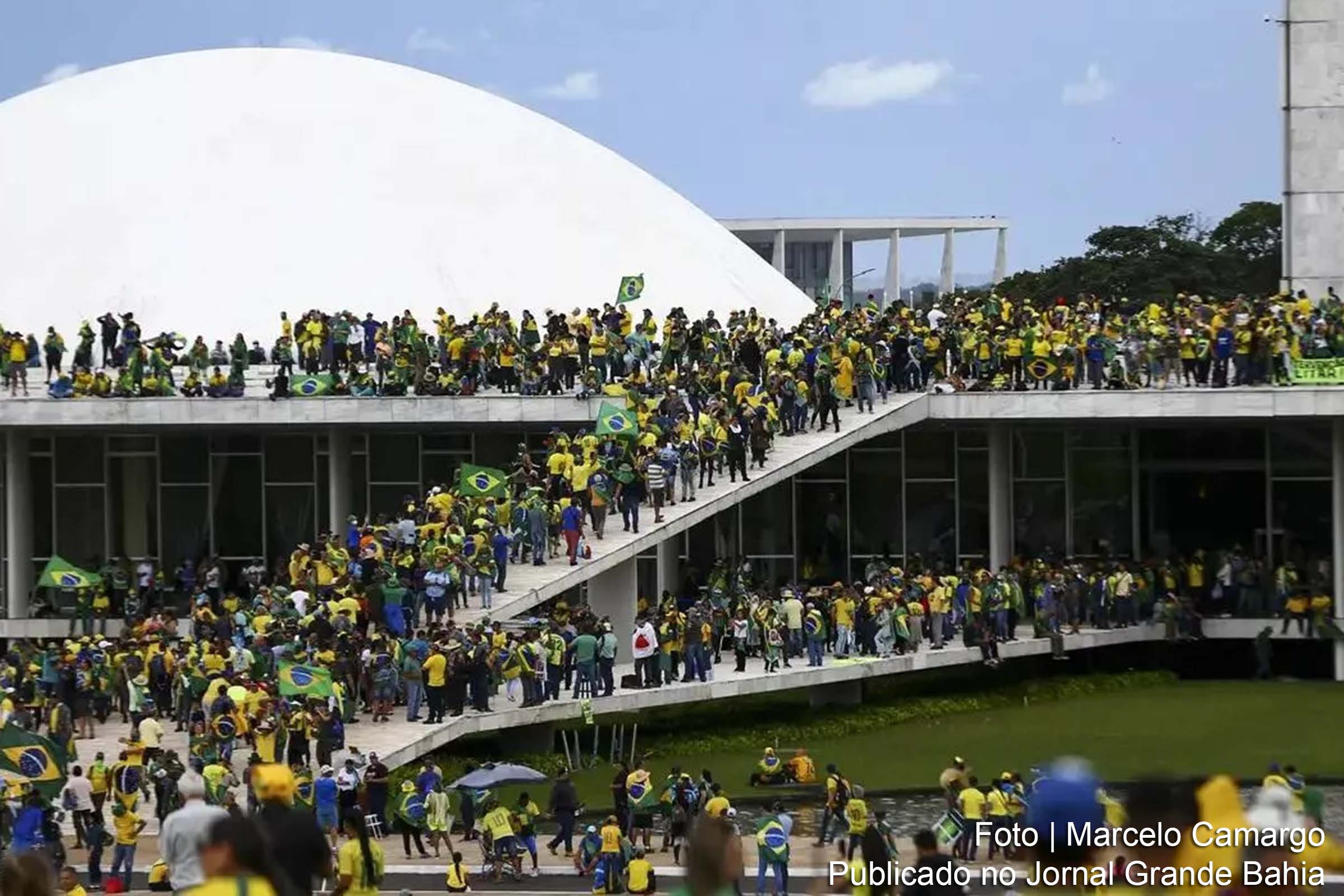 Dez seguidores de Bolsonaro, condenados por tentativa de golpe, fogem do país, destruindo tornozeleiras eletrônicas.