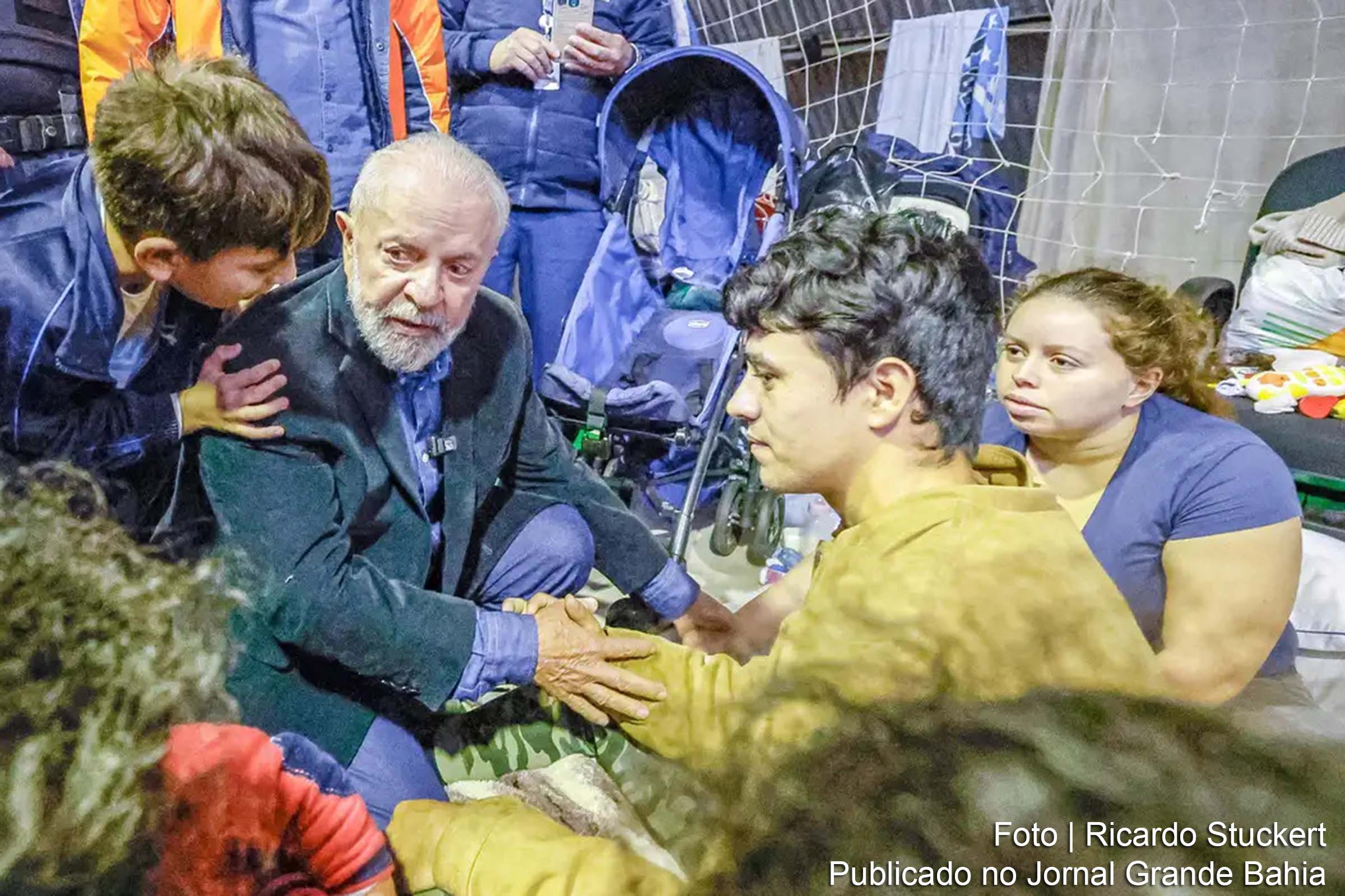 Presidente Lula se compromete a garantir moradia para quem perdeu casa no RS, enquanto governo convoca bombeiros da reserva e policiais aposentados para lidar com a emergência.