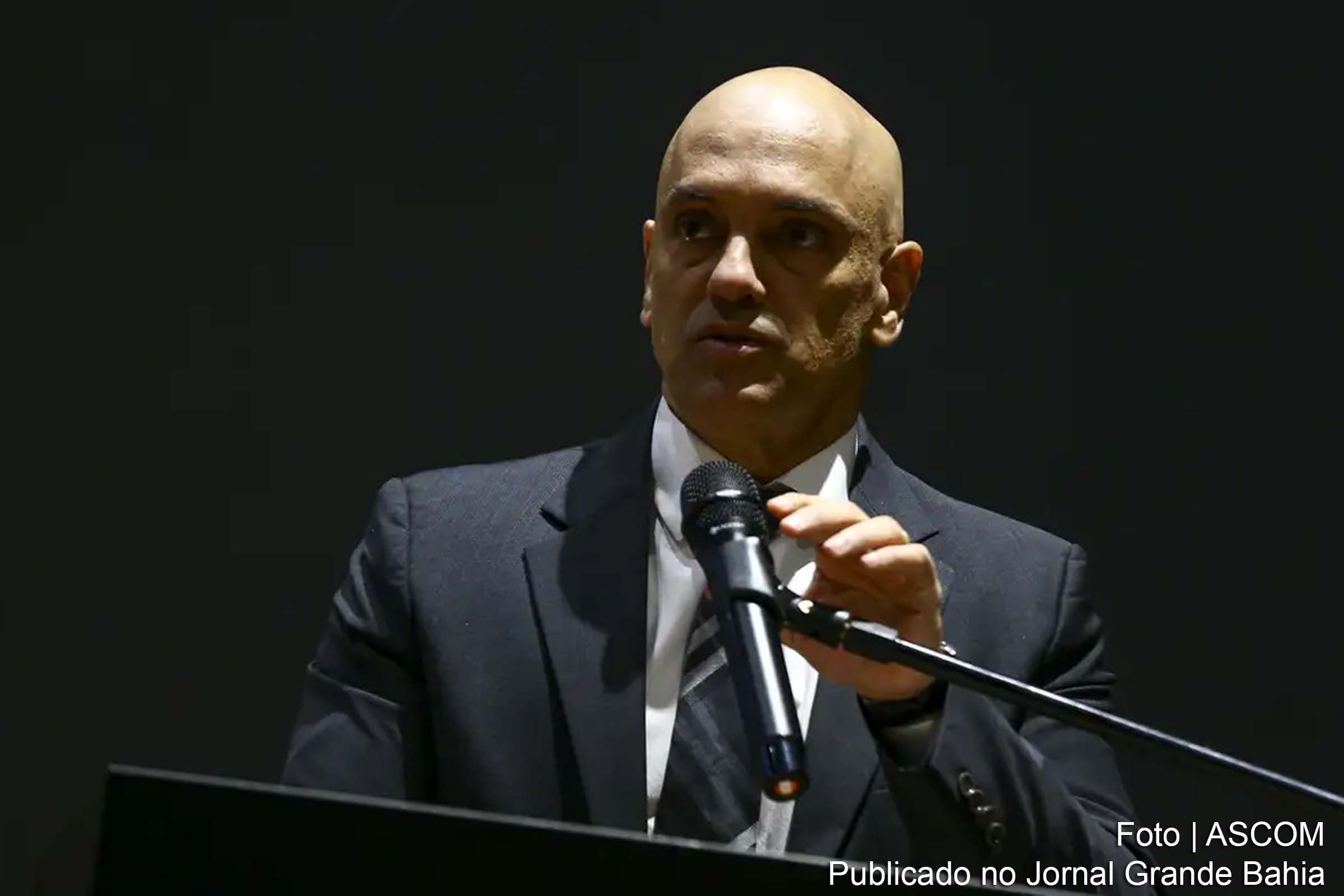 O presidente do TSE, Alexandre de Moraes, negou o recurso de Bolsonaro, mantendo-o inelegível.