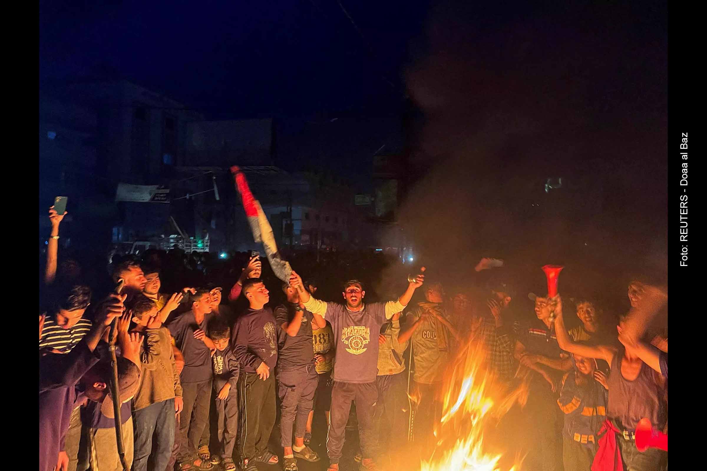 Moradores de Rafah comemoram a aceitação do acordo de cessar-fogo pelo Hamas, mas a cidade é bombardeada horas depois.