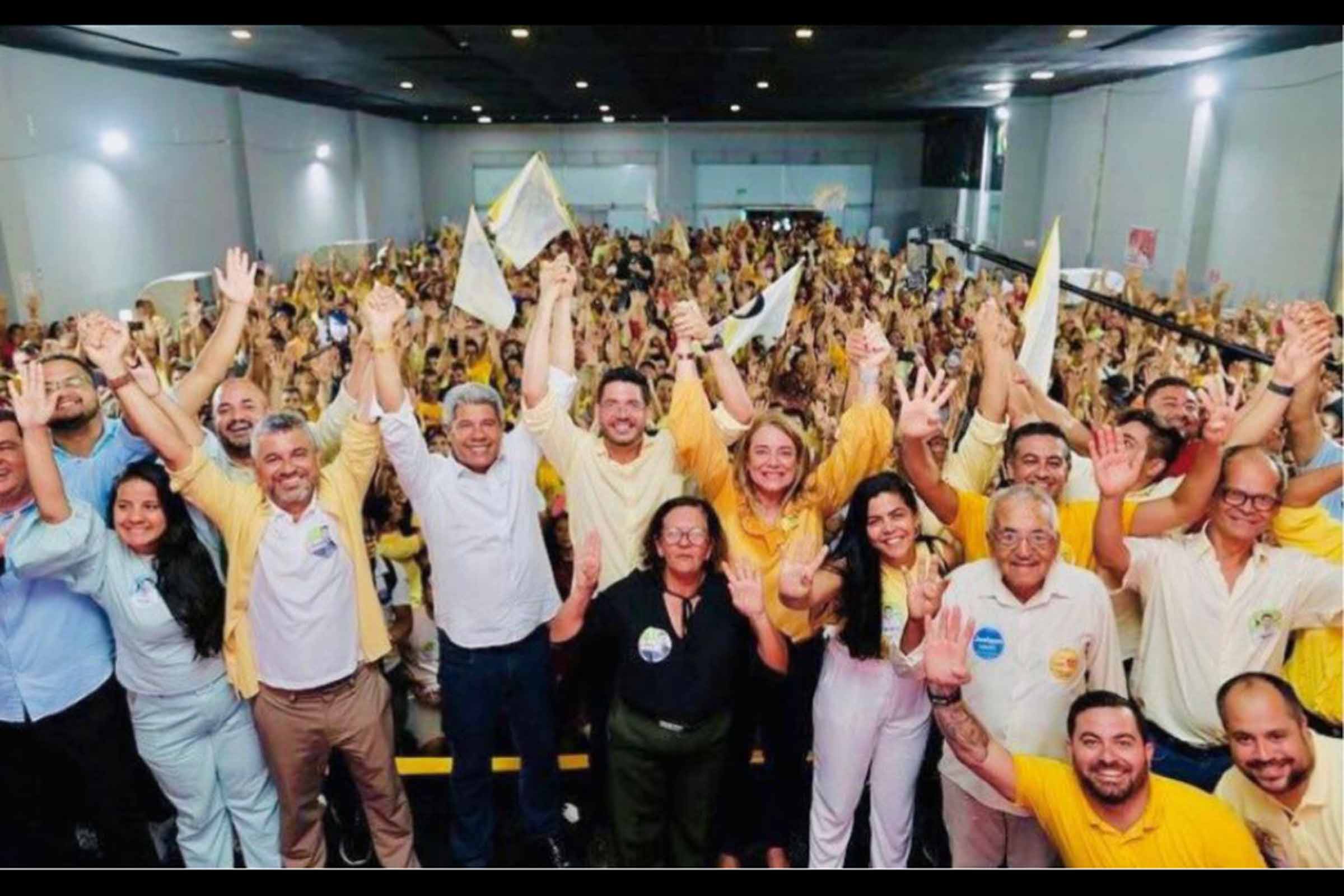 Murilo Franca, ao lado de Tertinho e diversas autoridades, oficializa sua pré-candidatura à Prefeitura de Irecê em evento que atraiu grande público e interditou trânsito na principal avenida de Irecê.