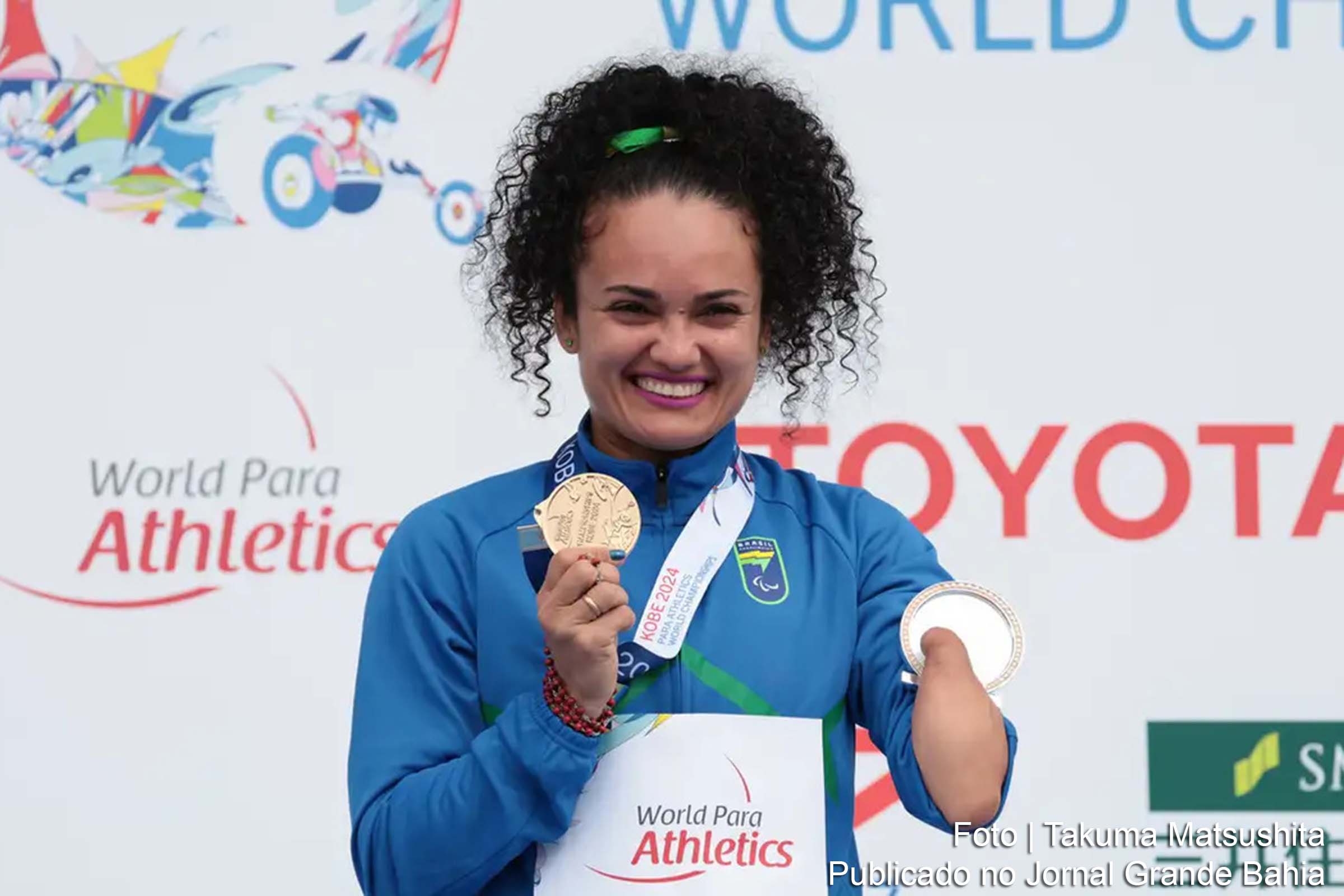 Atletas paralímpicos brasileiros comemoram as conquistas no Mundial Paralímpico em Kobe.