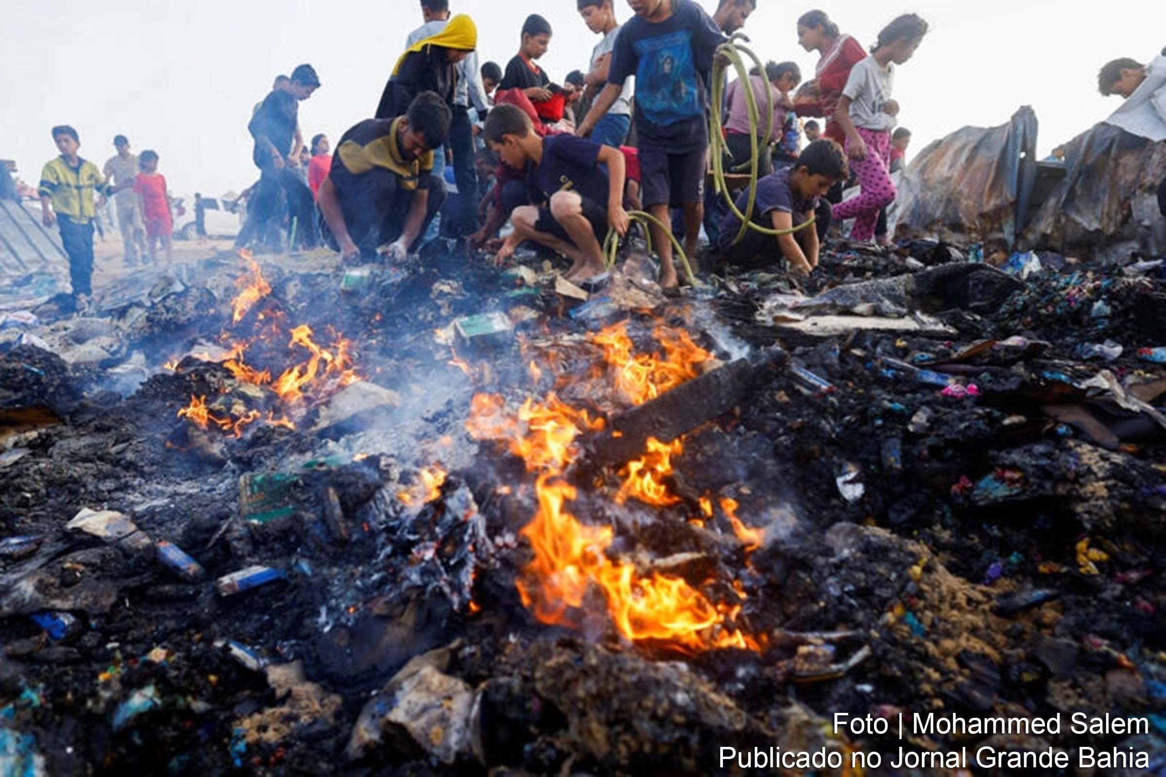 Israel enfrenta críticas internacionais após ataque a campo de deslocados em Rafah, que resultou em várias mortes e feridos, intensificando as tensões no conflito israelense-palestino.