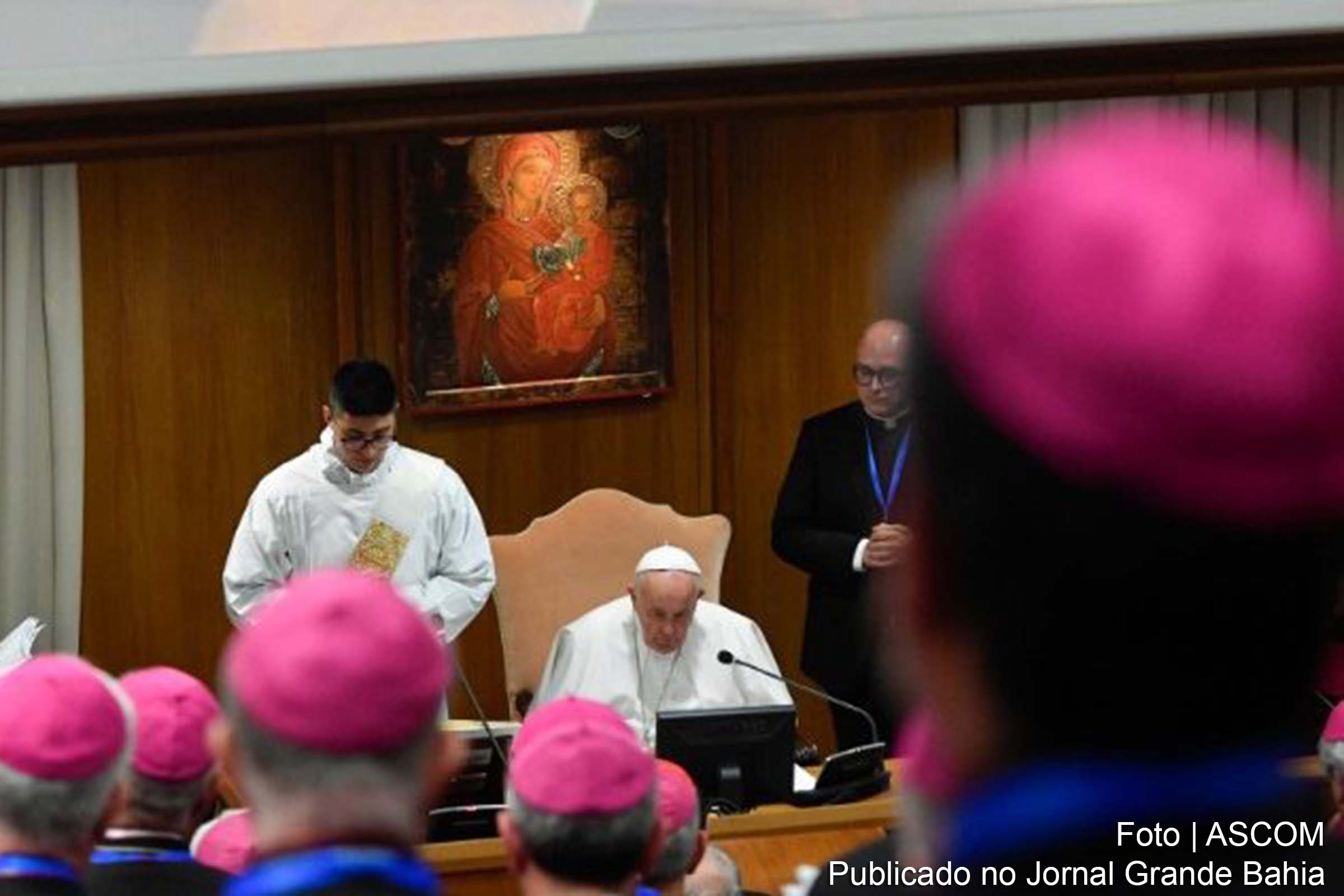 O Papa Francisco pede desculpas por possíveis ofensas em diálogo sobre homossexualidade.