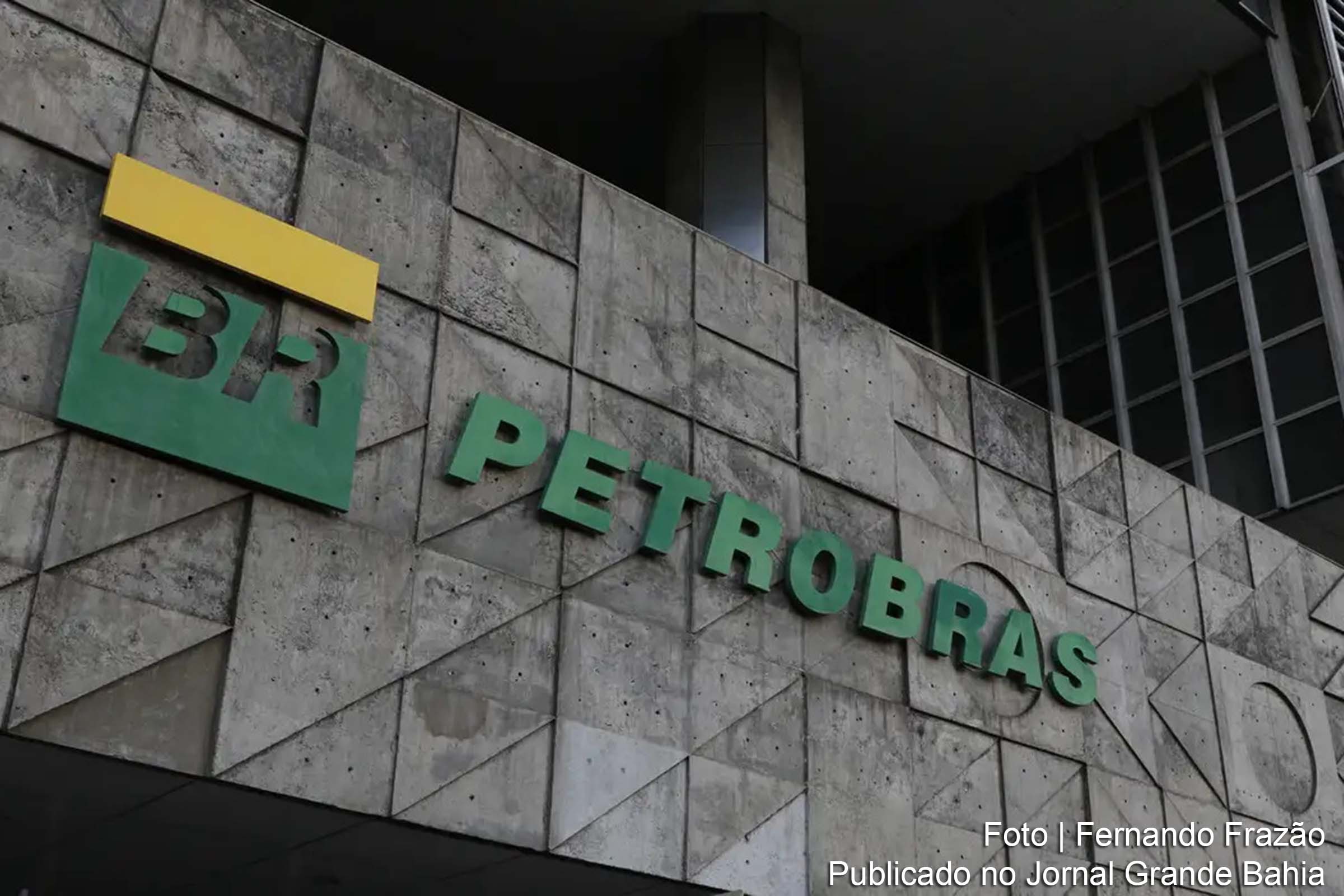 Venda de Gás Natural Liquefeito pela Petrobras visa mitigar crise de abastecimento na Argentina devido ao aumento da demanda.