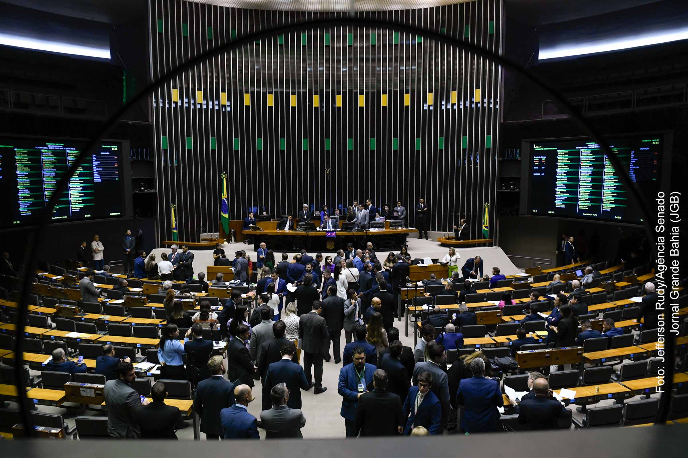 Com 314 votos na Câmara e 52 no Senado, parlamentares eliminam "saidinha".