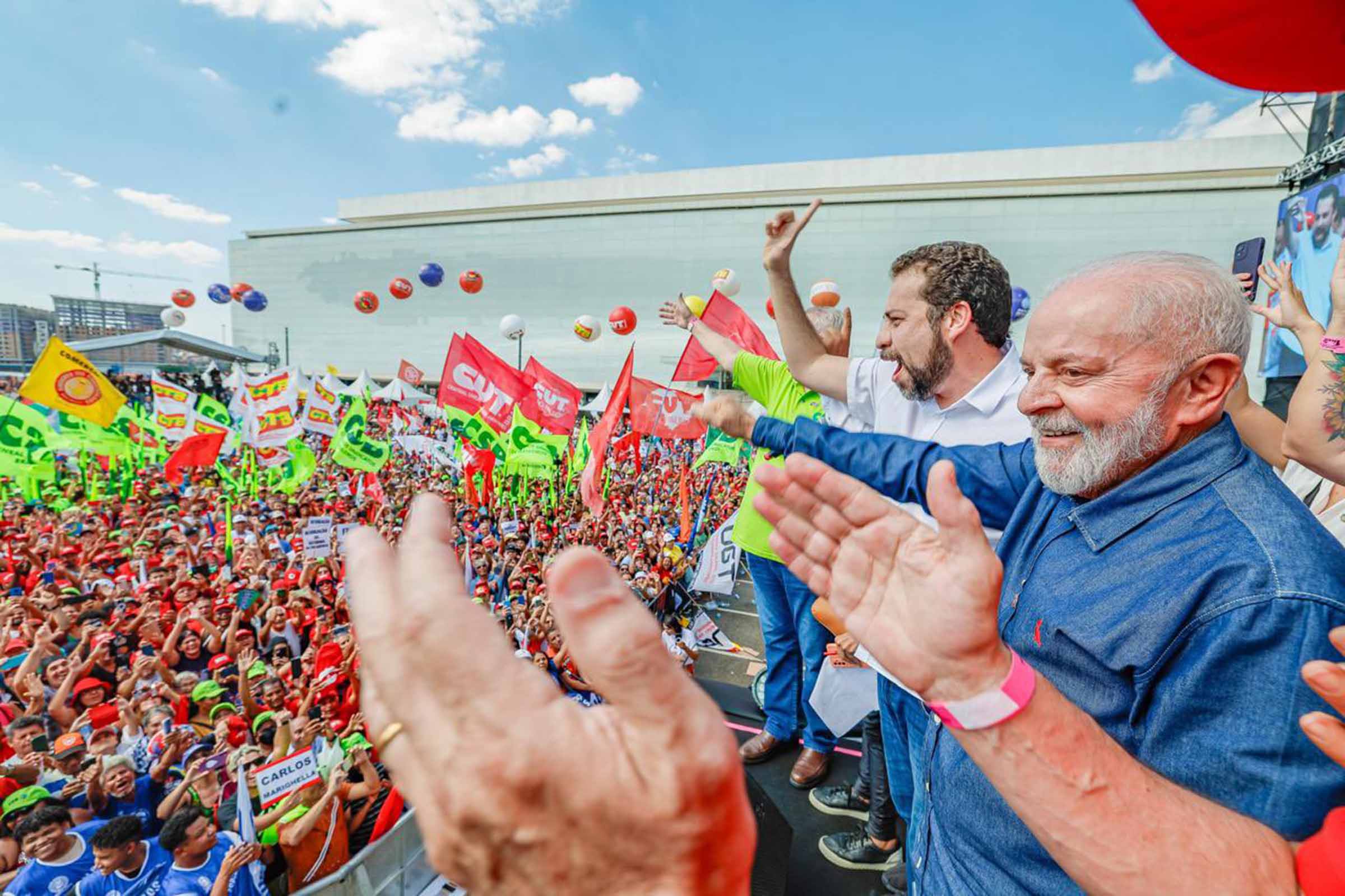 Presidente Luiz Inácio Lula da Silva discursa em evento comemorativo do Dia Internacional dos Trabalhadores em São Paulo, transmitindo mensagem sobre avanços econômicos e sociais, promessas cumpridas e planos futuros para o país.