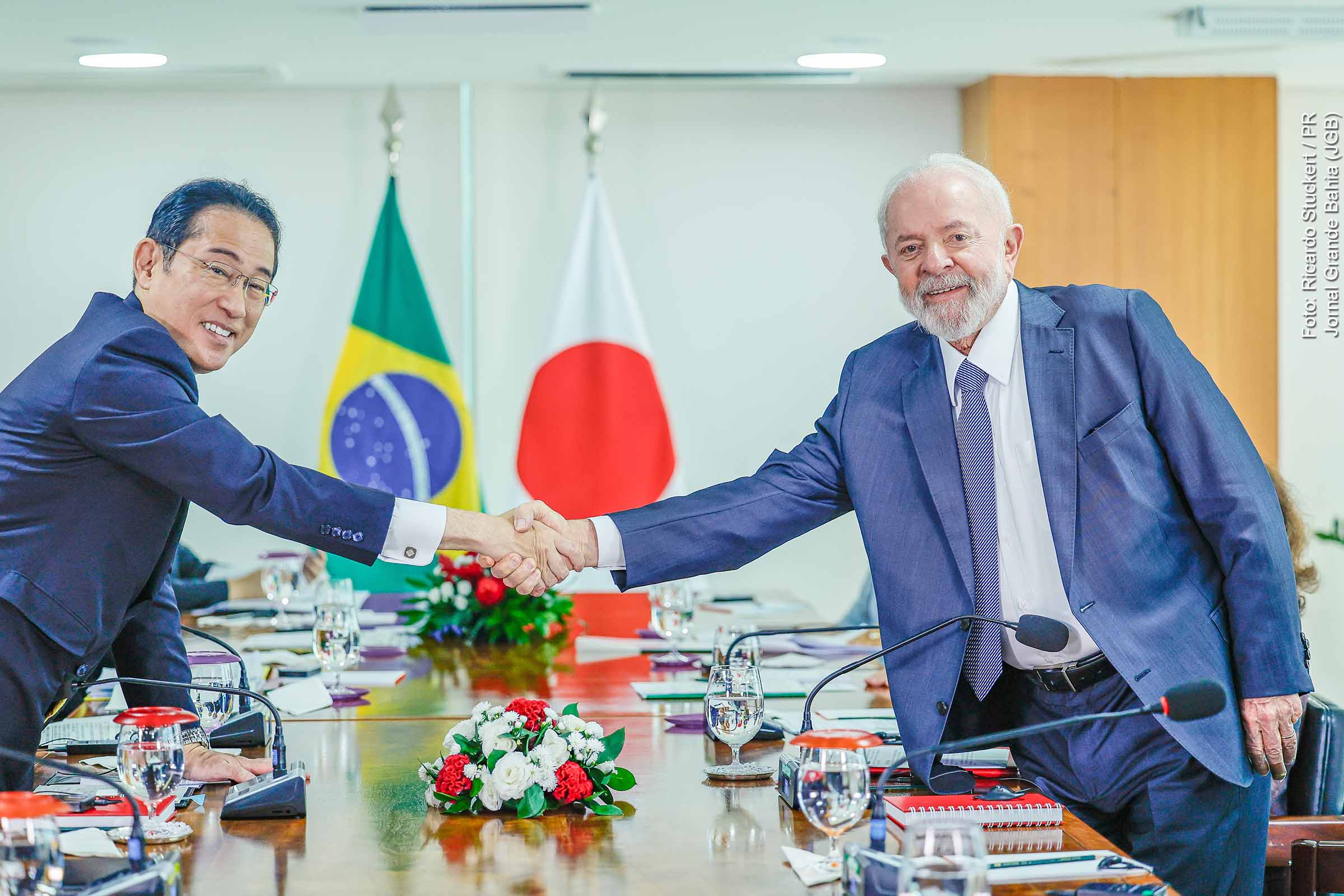 Primeiro-ministro Fumiu Kishida e o presidente Luiz Inácio Lula da Silva firmam compromissos que visam cooperação em agricultura, segurança cibernética e investimentos.
