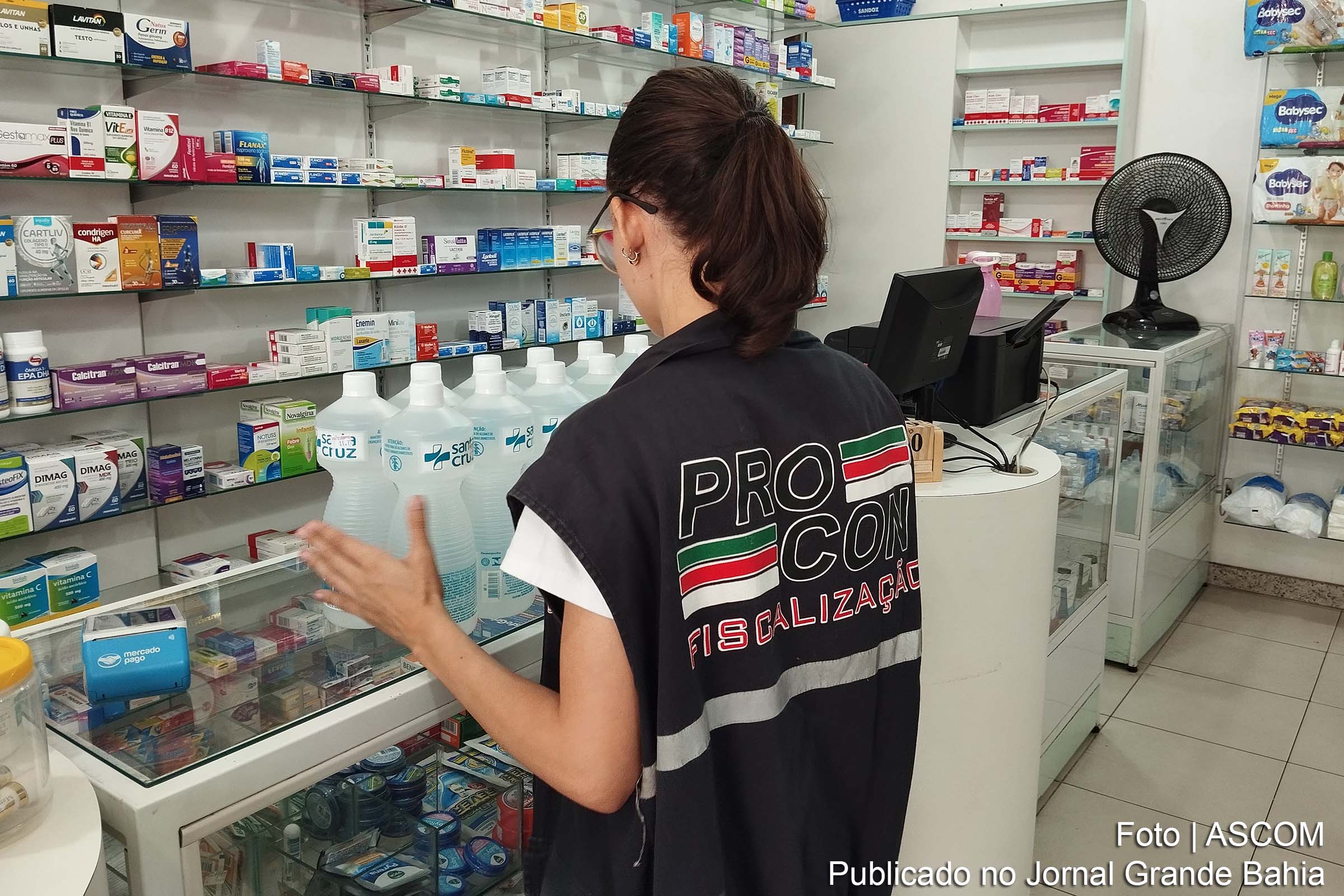 Procon de Feira de Santana apreendeu e descartou álcool líquido em quatro farmácias.