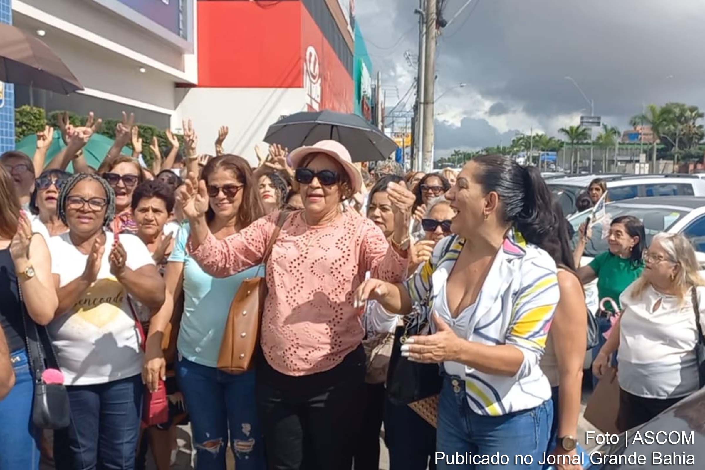 Professores reivindicam o direito à antecipação do pagamento do Fundef em protesto contra a APLB.