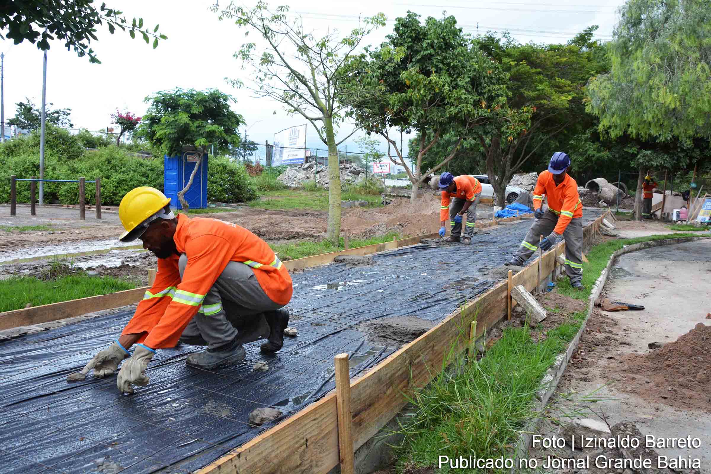 A requalificação do Parque da Lagoa avança com a instalação de tubulação de Polietileno de Alta Densidade (PEAD) e remoção de resíduos sólidos e vegetação nas áreas adjacentes.