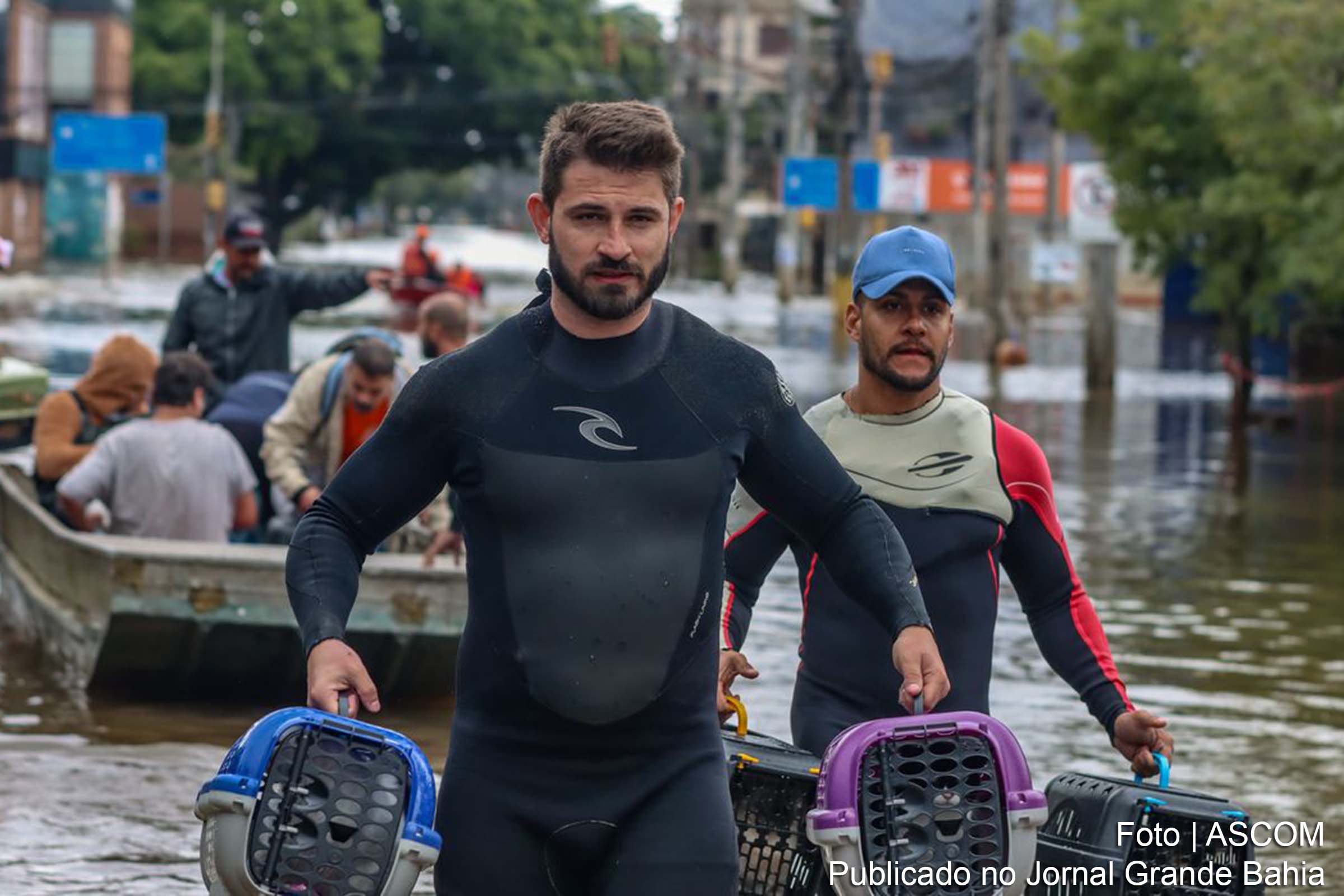 Enchentes causaram desalojamento em Eldorado do Sul, enquanto voluntários trabalham incessantemente para resgatar pessoas em áreas alagadas de Porto Alegre.
