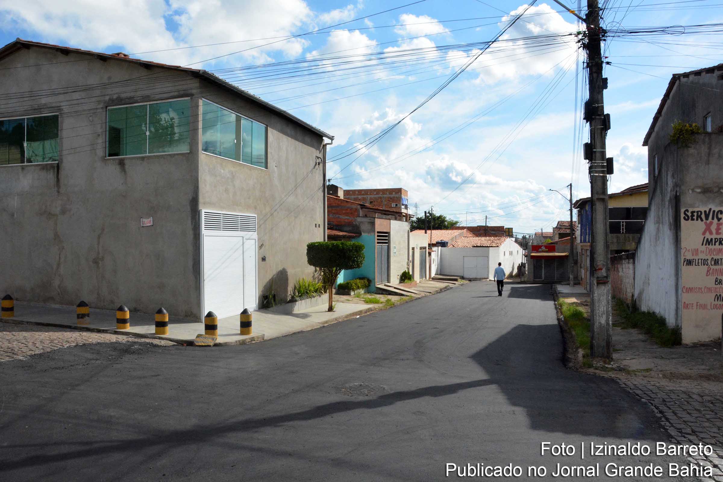 Revitalização asfáltica realizada pela Prefeitura de Feira de Santana promove melhorias no entorno da praça Macário Barreto.
