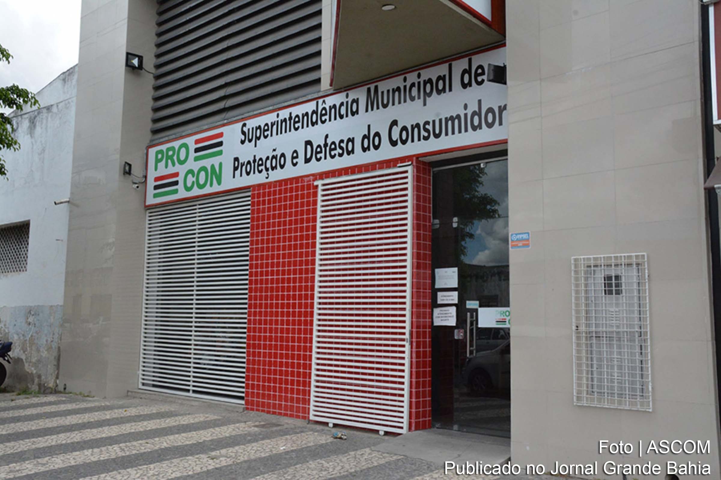 Procon de Feira de Santana alerta consumidores sobre abordagens indevidas realizadas em frente à sede do órgão.
