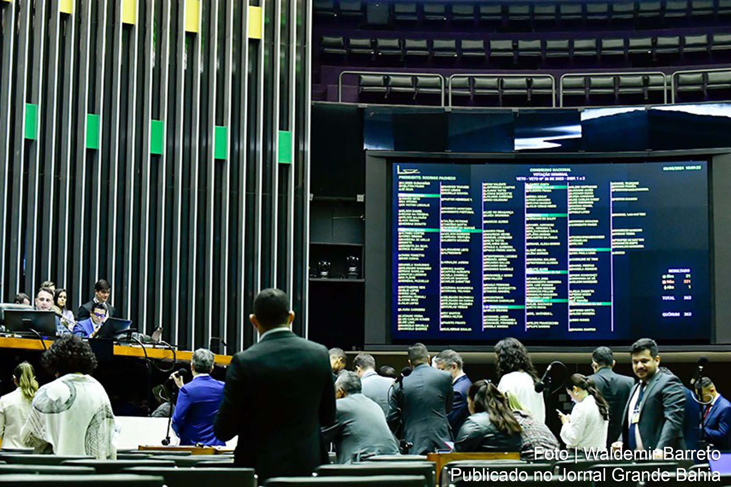 Senadores e deputados rejeitam parcialmente veto à Lei de Licitações e Contratos em sessão do Congresso Nacional.