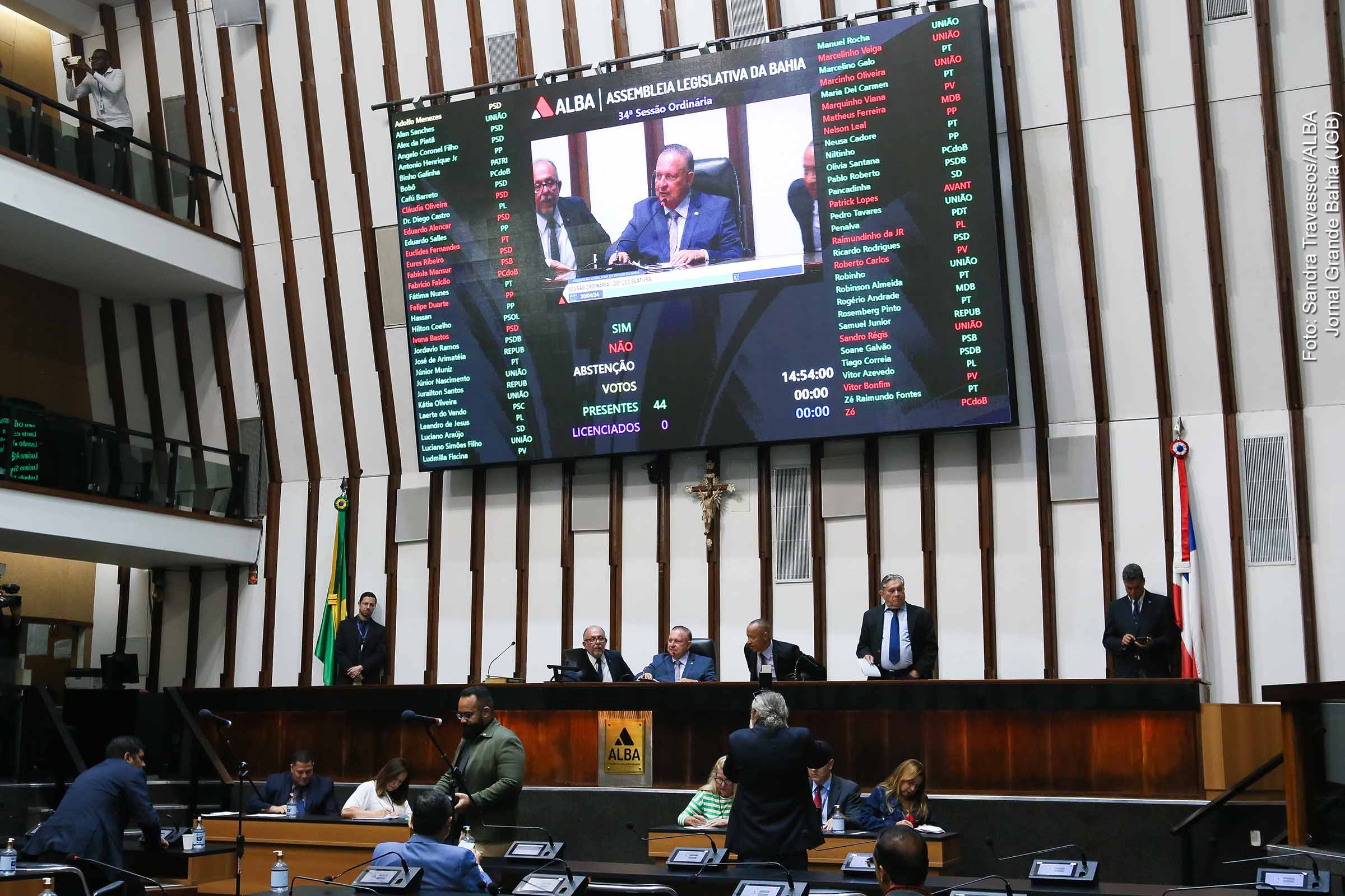 Lei estabelece sanções para estabelecimentos em caso de racismo praticado por funcionários de empresas; Proposta legislativa é do deputado Robinson Almeida