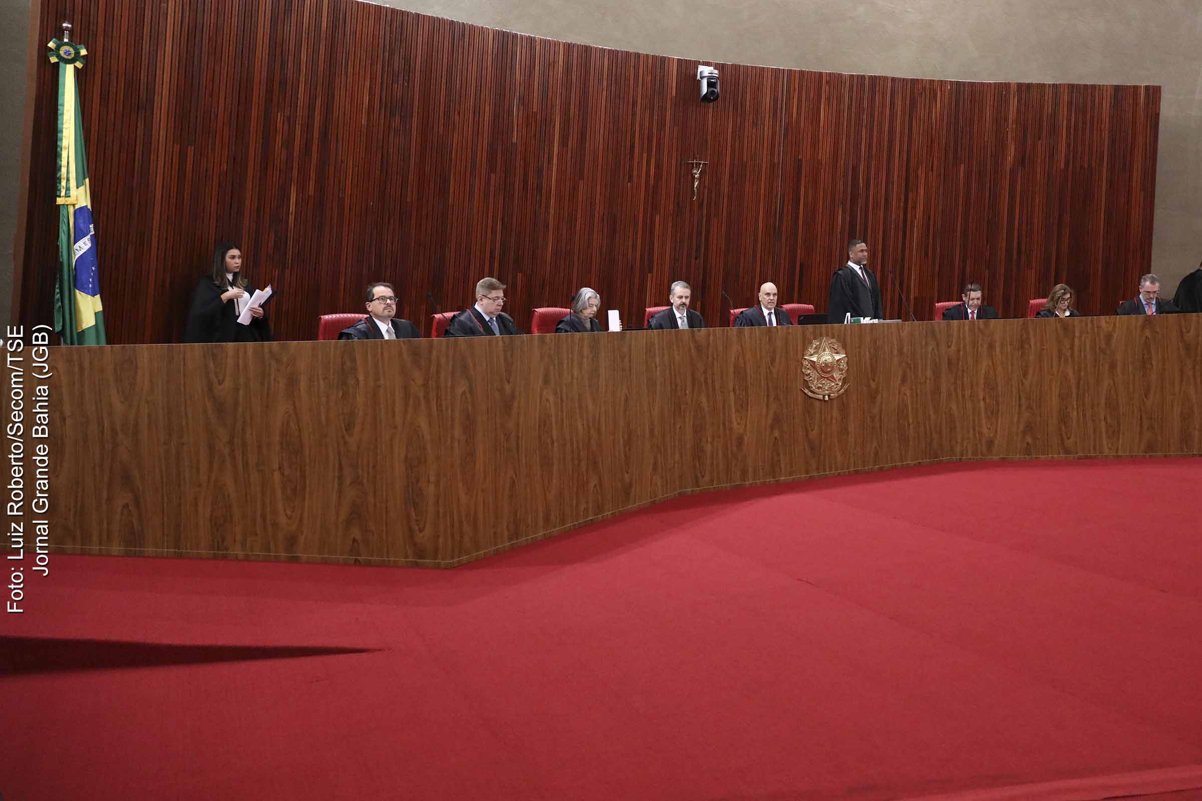 Tribunal Superior Eleitoral decide por unanimidade manter mandatos de Sergio Moro e seus suplentes. Acusações de abuso de poder econômico e uso indevido dos meios de comunicação nas eleições de 2022 são consideradas improcedentes.