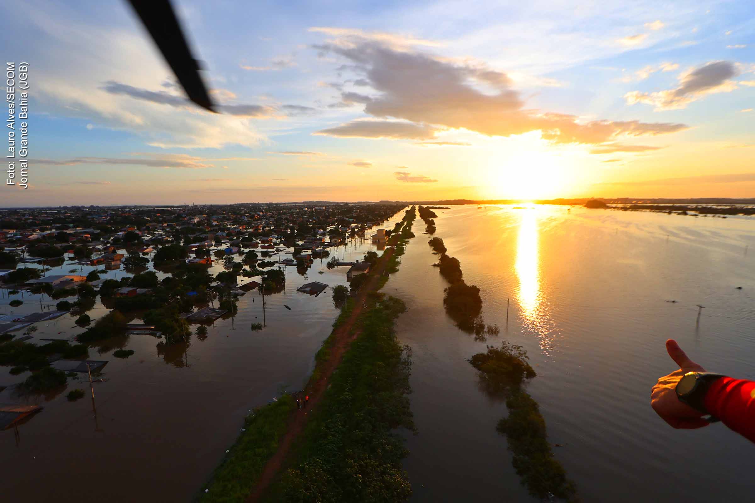 Vista aérea da Região Metropolitana de Porto Alegre afetada por chuvas e enchentes do rio Guaíba.