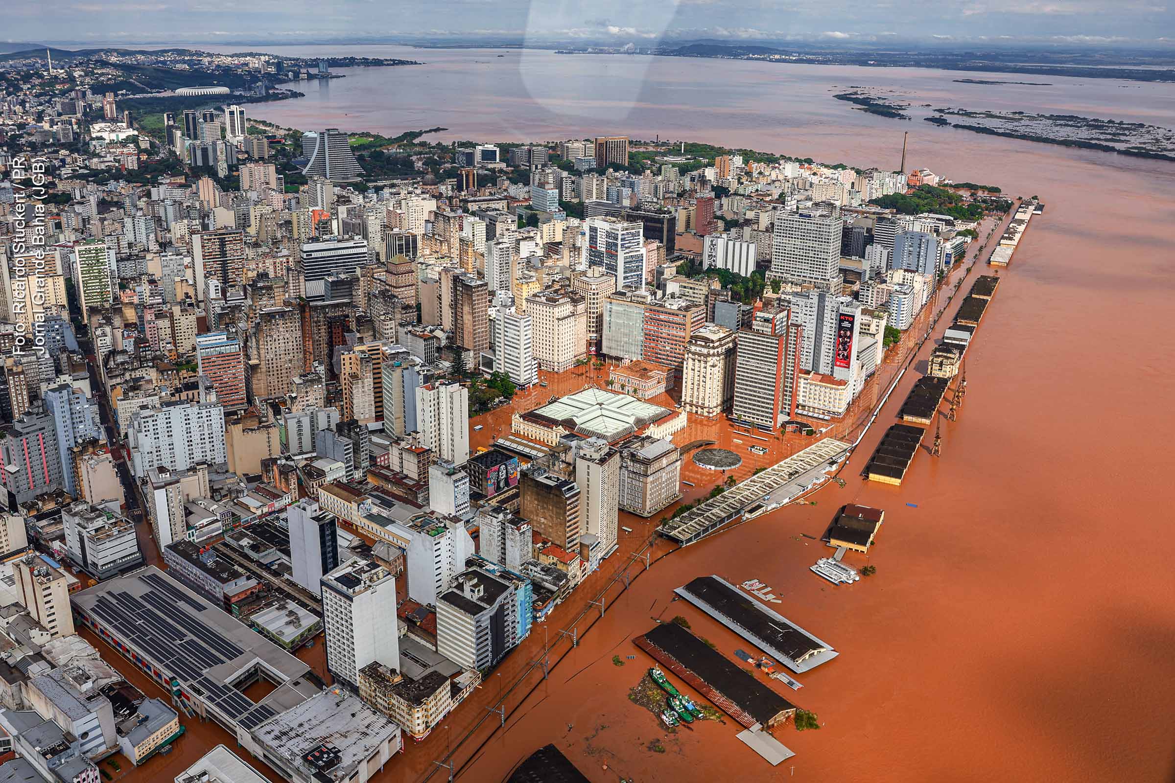 Vista aérea de Porto Alegre afetada por chuvas torrenciais do começo de maio de 2024.