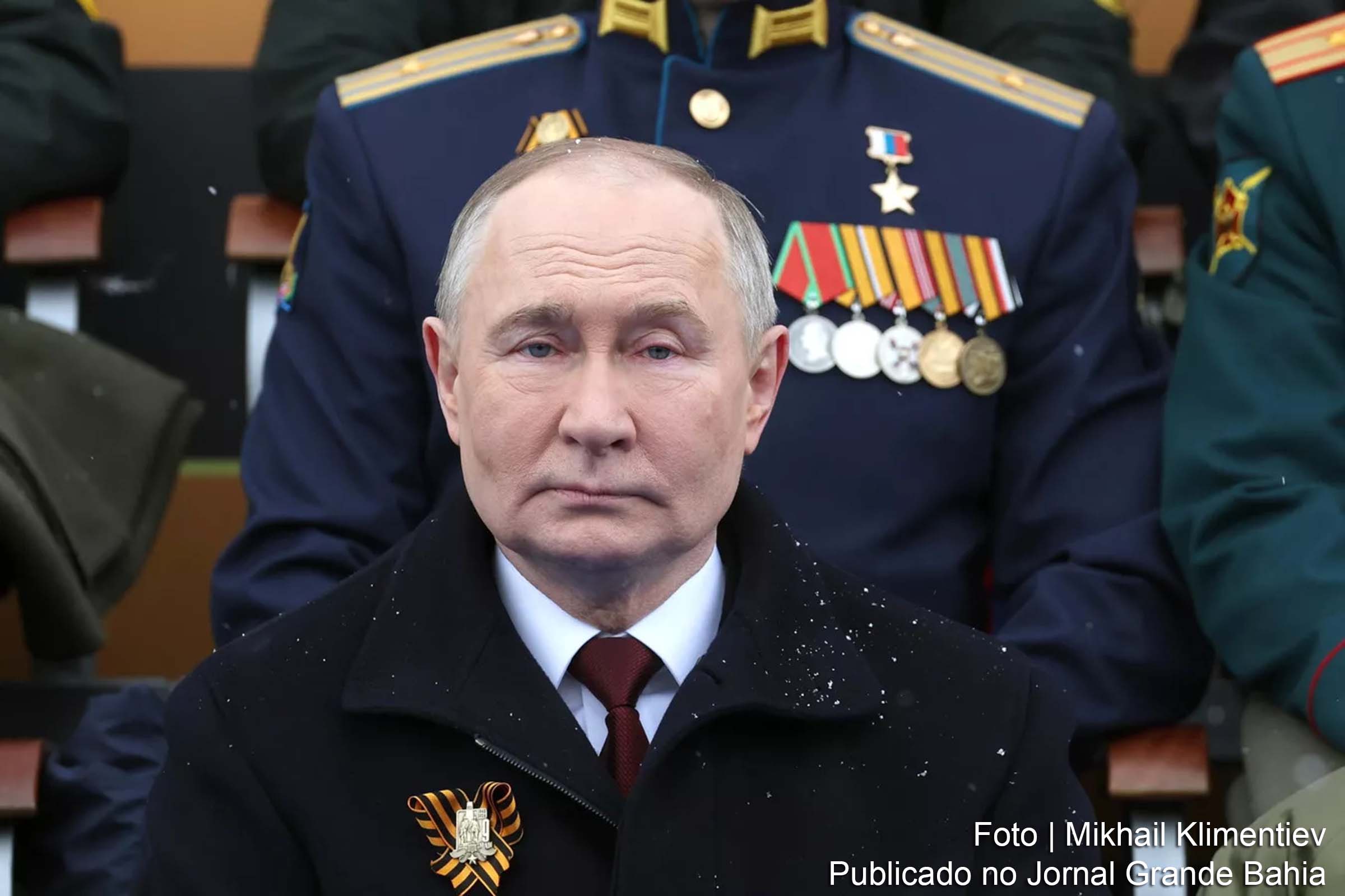 Em discurso na Praça Vermelha, Putin celebra o Dia da Vitória e enfatiza a importância da união e da rejeição às reivindicações de exclusividade por parte de qualquer Estado.