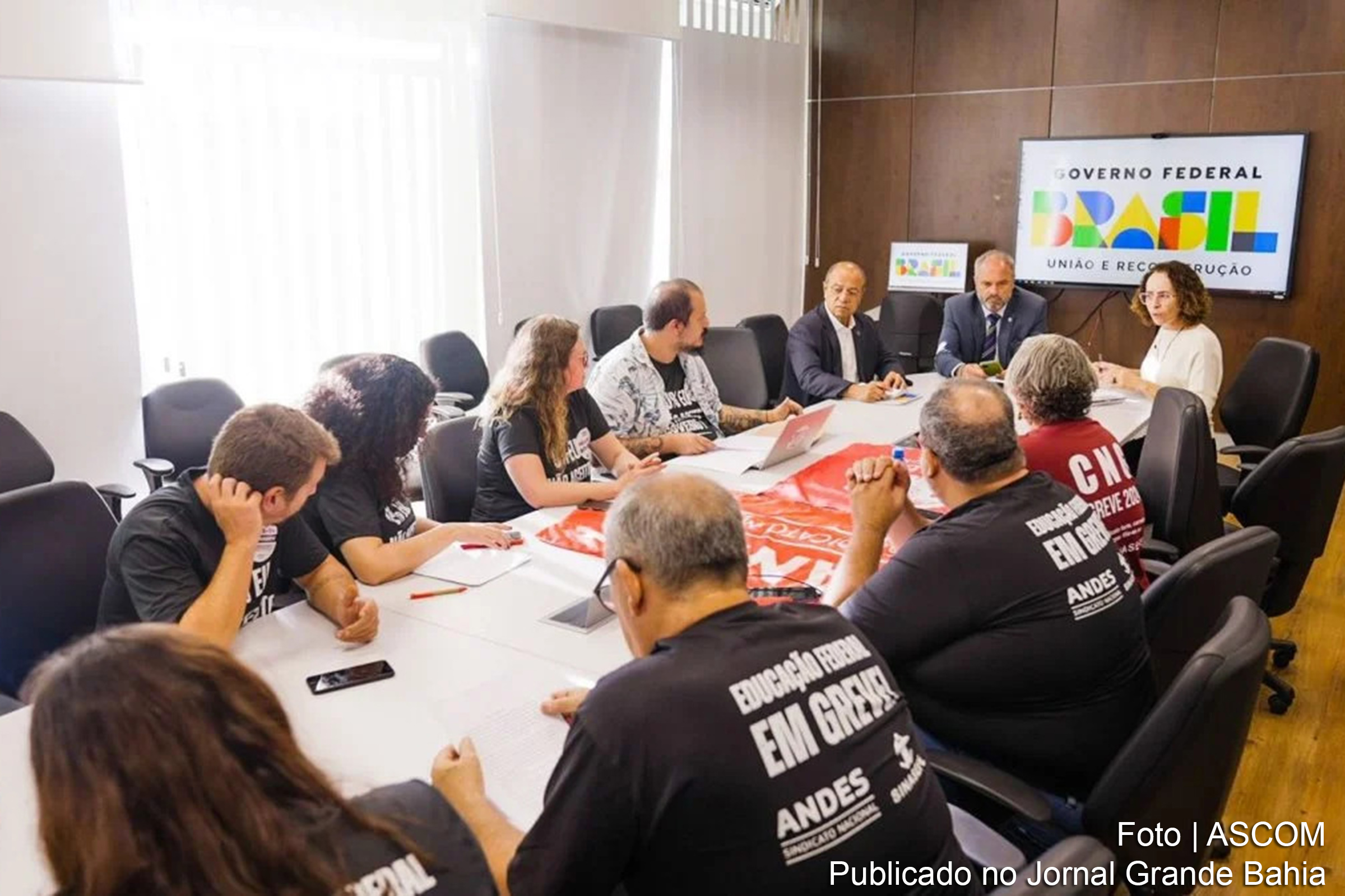 A divisão entre as entidades sindicais persiste, enquanto docentes e servidores continuam em greve.