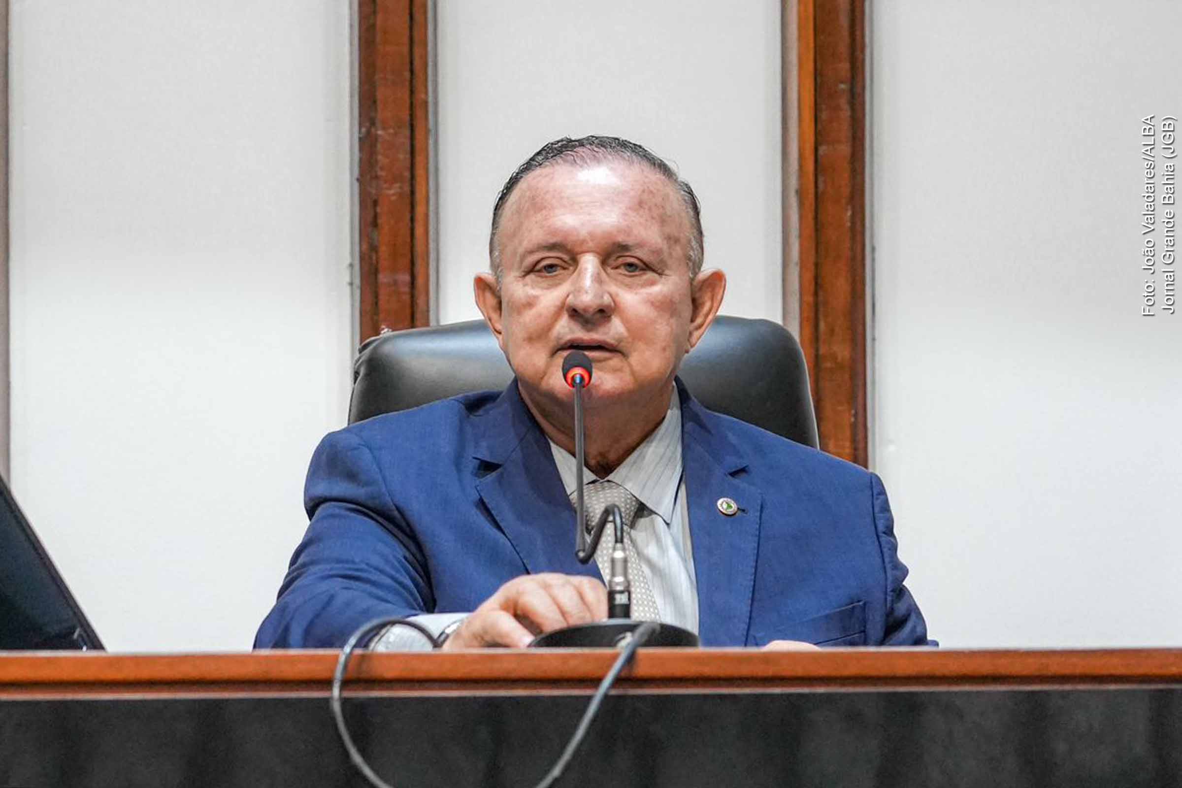 Deputado Adolfo Menezes ajuíza queixa-crime contra prefeito de Brumado