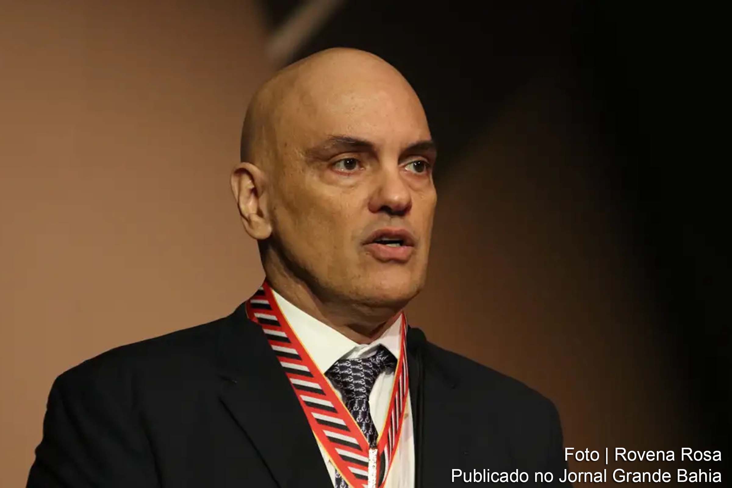 A Polícia Federal prendeu dois indivíduos acusados de ameaçar familiares do ministro Alexandre de Moraes. O ministro se declarou impedido de julgar o caso.