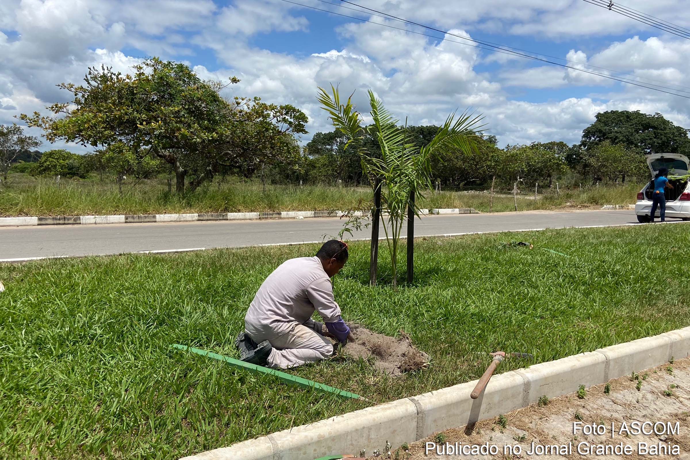 Secretaria Municipal de Meio Ambiente e Recursos Naturais marca presença na Expo Portal 2024, entregando o Plano Diretor de Arborização Urbana e fornecendo orientações aos produtores rurais.