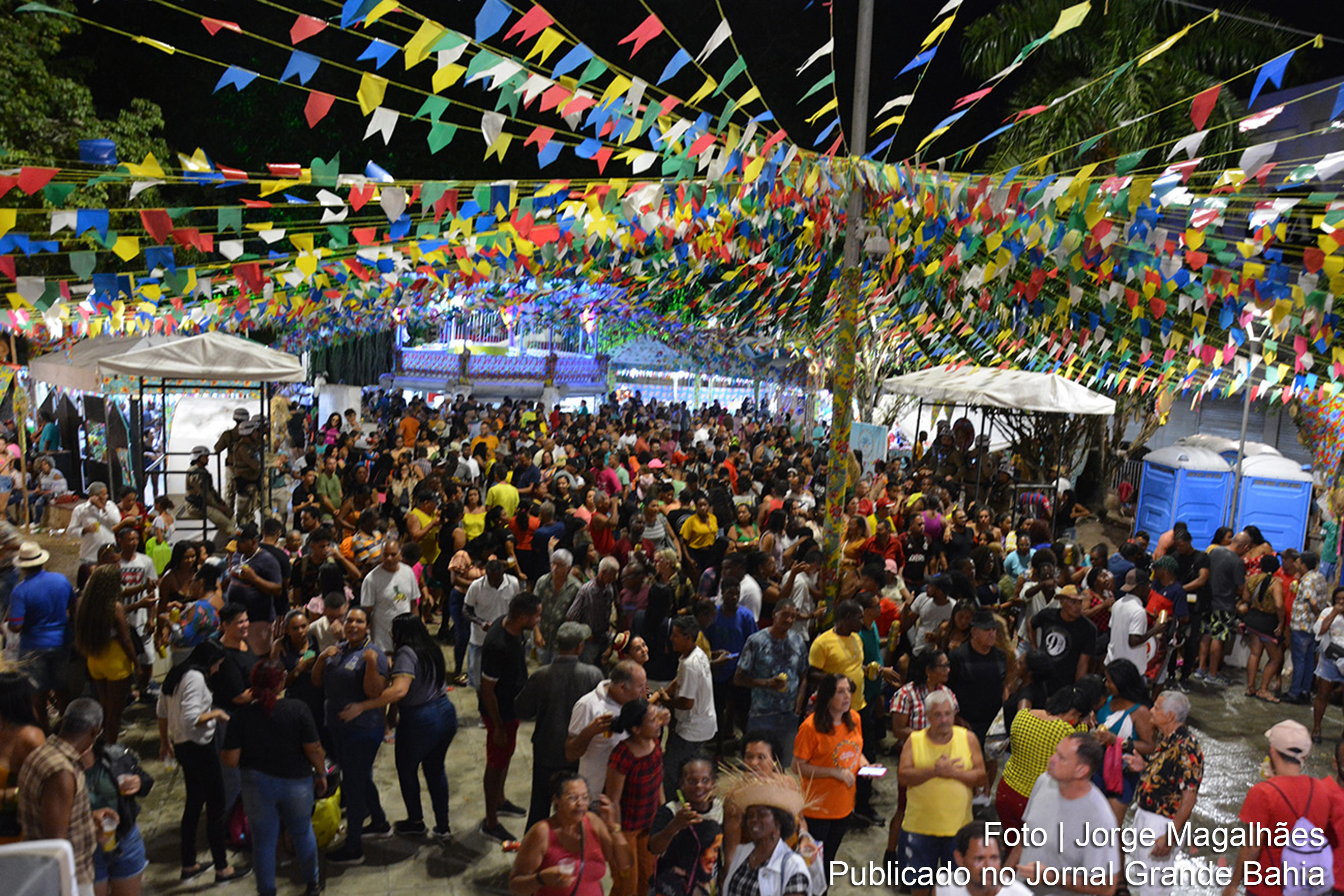 Abertura oficial do Arraiá do Comércio, com música, comidas típicas e artesanato, marca início dos festejos juninos e estimula economia local em Feira de Santana.