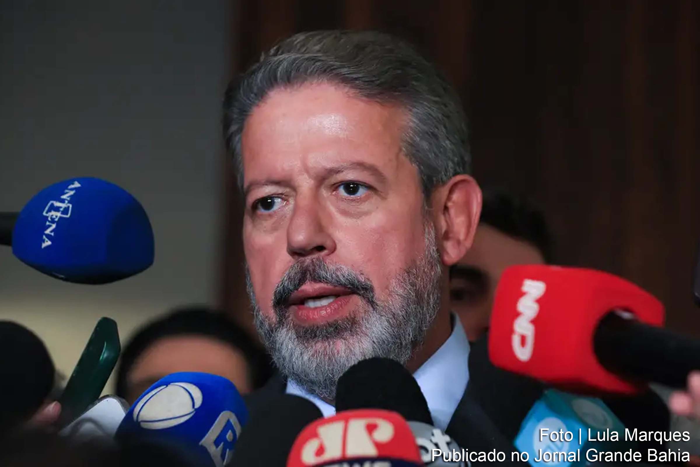 Presidente da Câmara, Arthur Lira, anuncia comissão para discutir PL que propõe mudanças drásticas na legislação sobre aborto.