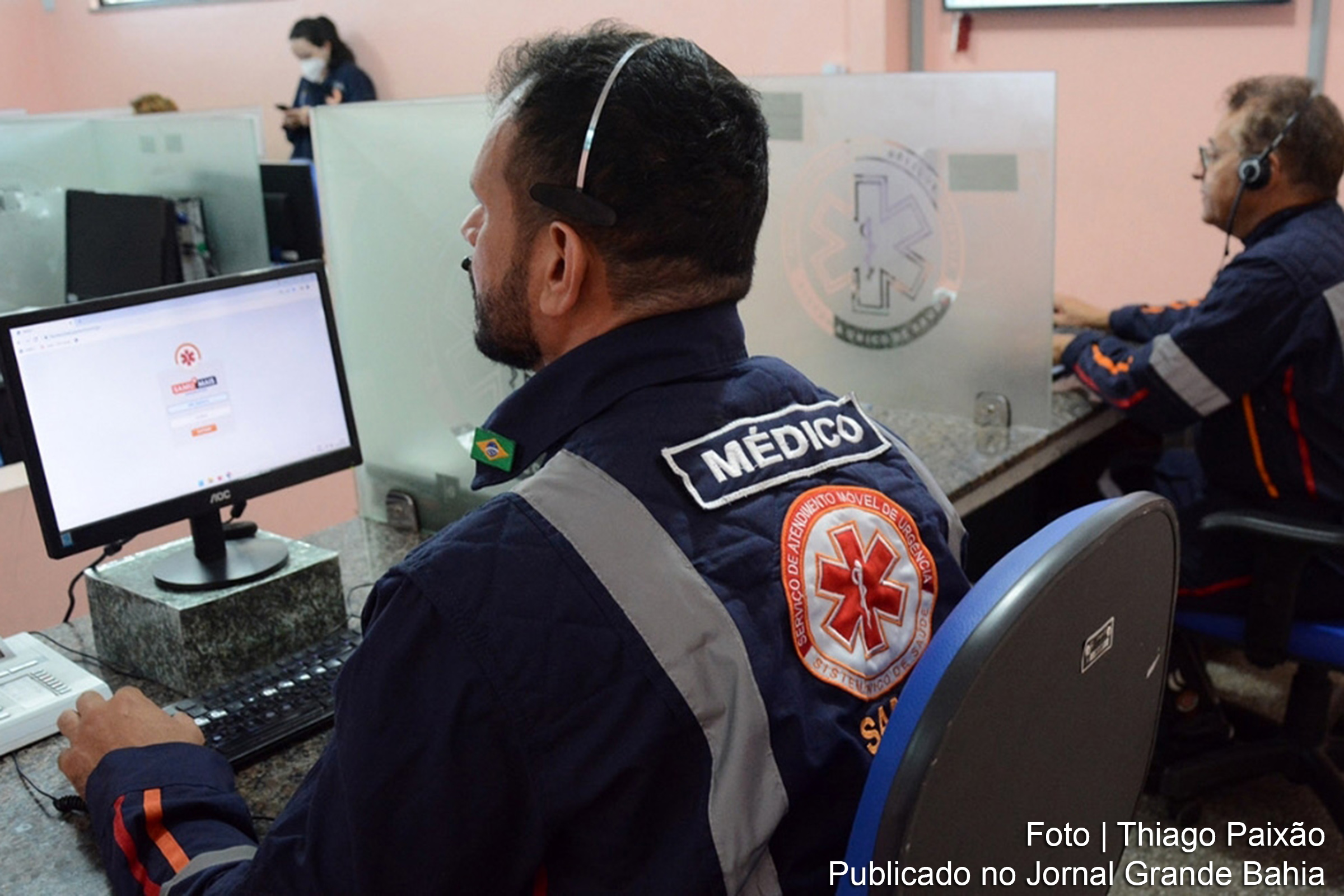 Ambulâncias do SAMU de Feira de Santana, equipadas para prestar atendimento de urgência, enfrentam os desafios do trânsito para chegar rapidamente aos pacientes.