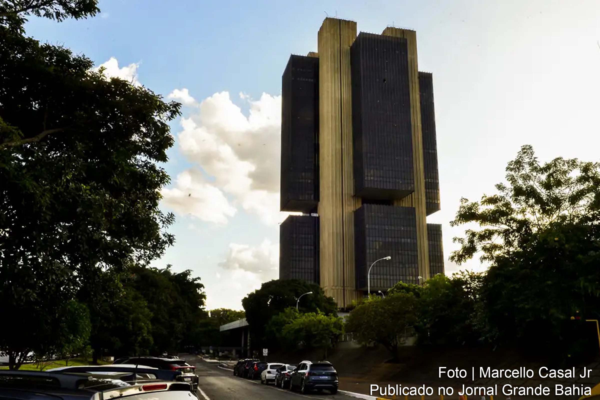 Proposta visa transformar Banco Central em empresa pública com natureza especial.