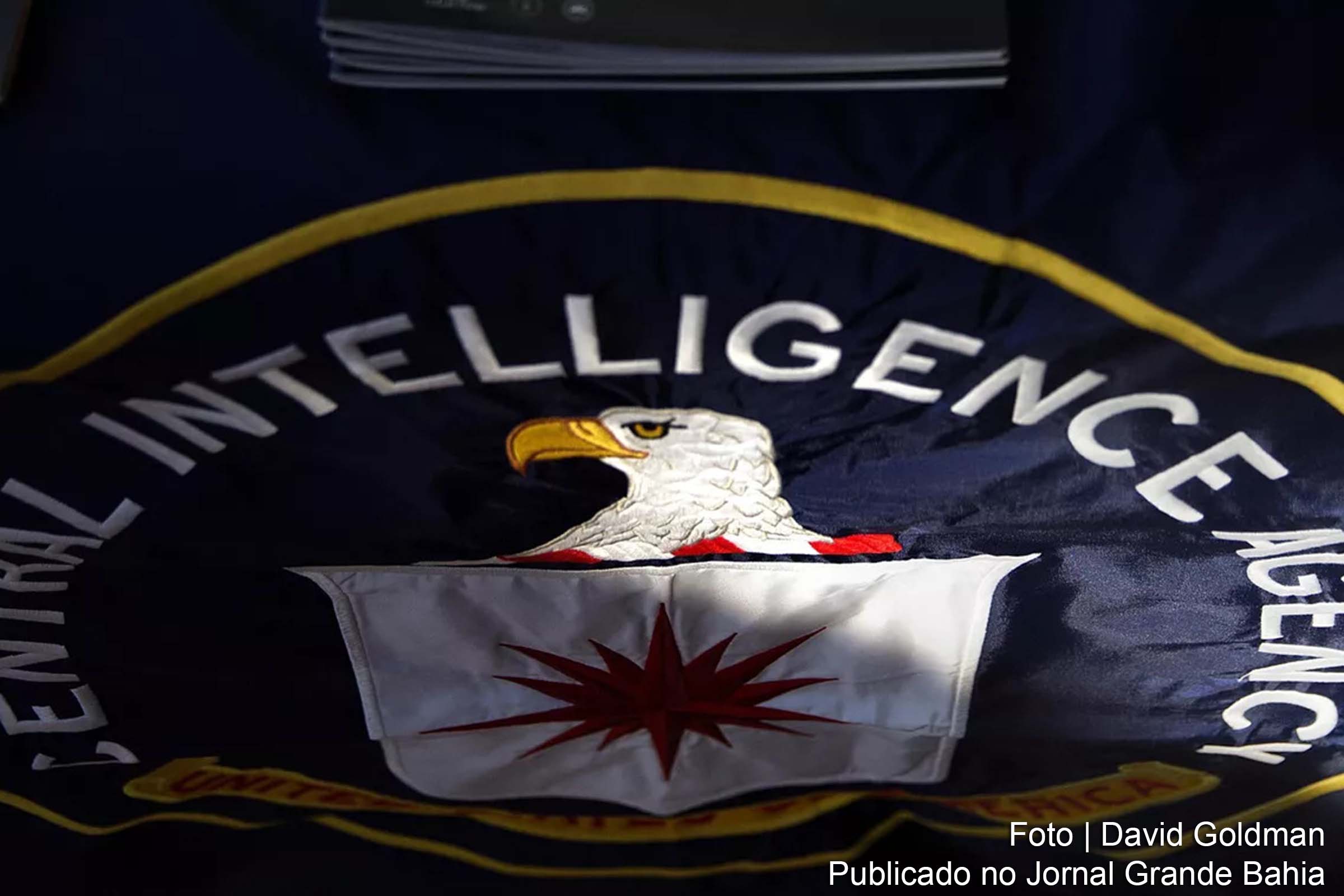 Declarações de Larry Johnson, ex-oficial de inteligência da CIA, sugerem que a tentativa de golpe na Bolívia pode estar relacionada à presença de Luis Arce no Fórum Econômico Internacional de São Petersburgo.