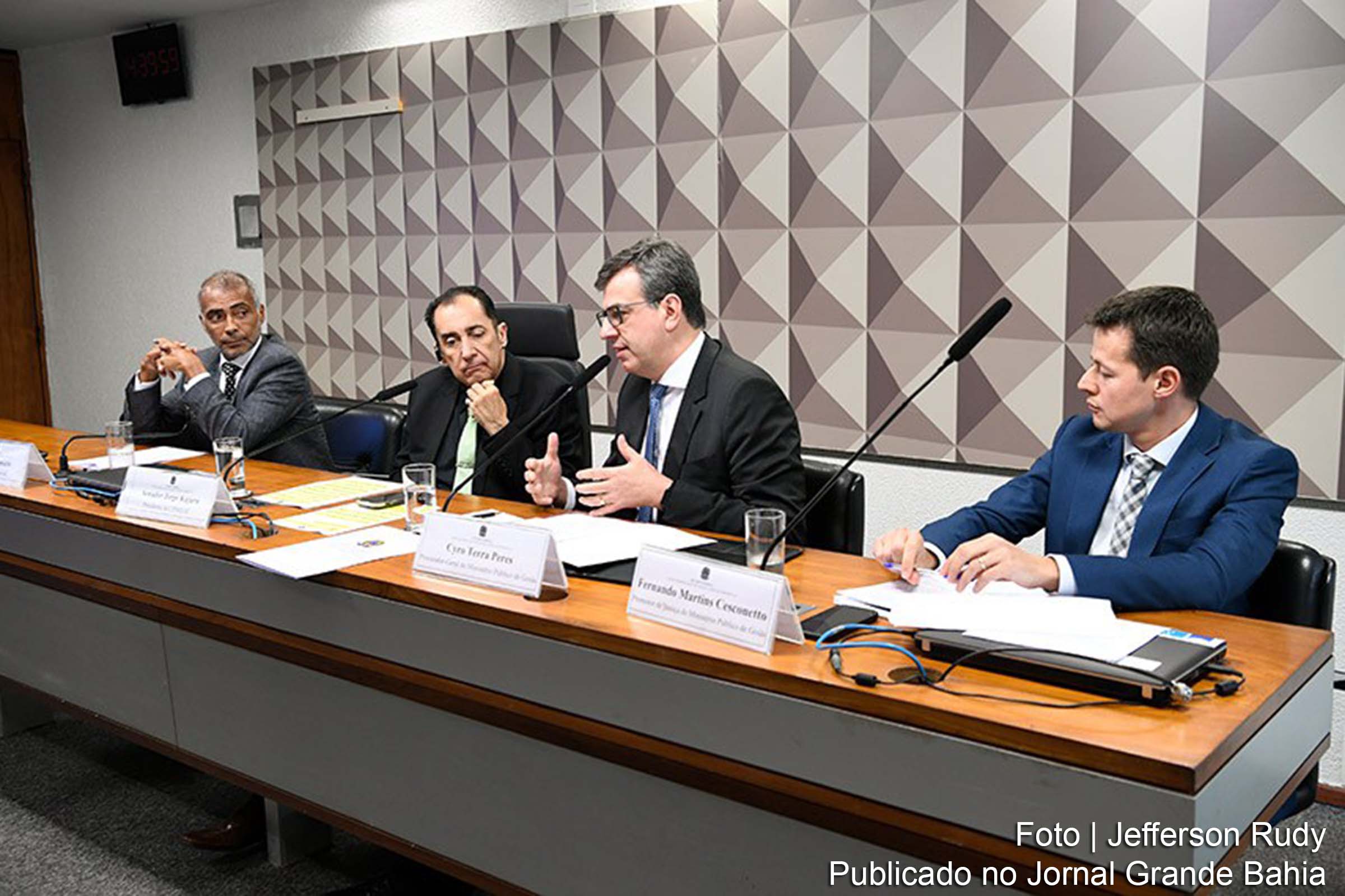 Procuradores defendem cooperação entre órgãos públicos e entidades esportivas para combater fraudes em jogos e sugerem criação de plataforma nacional para reprimir manipulação no futebol.