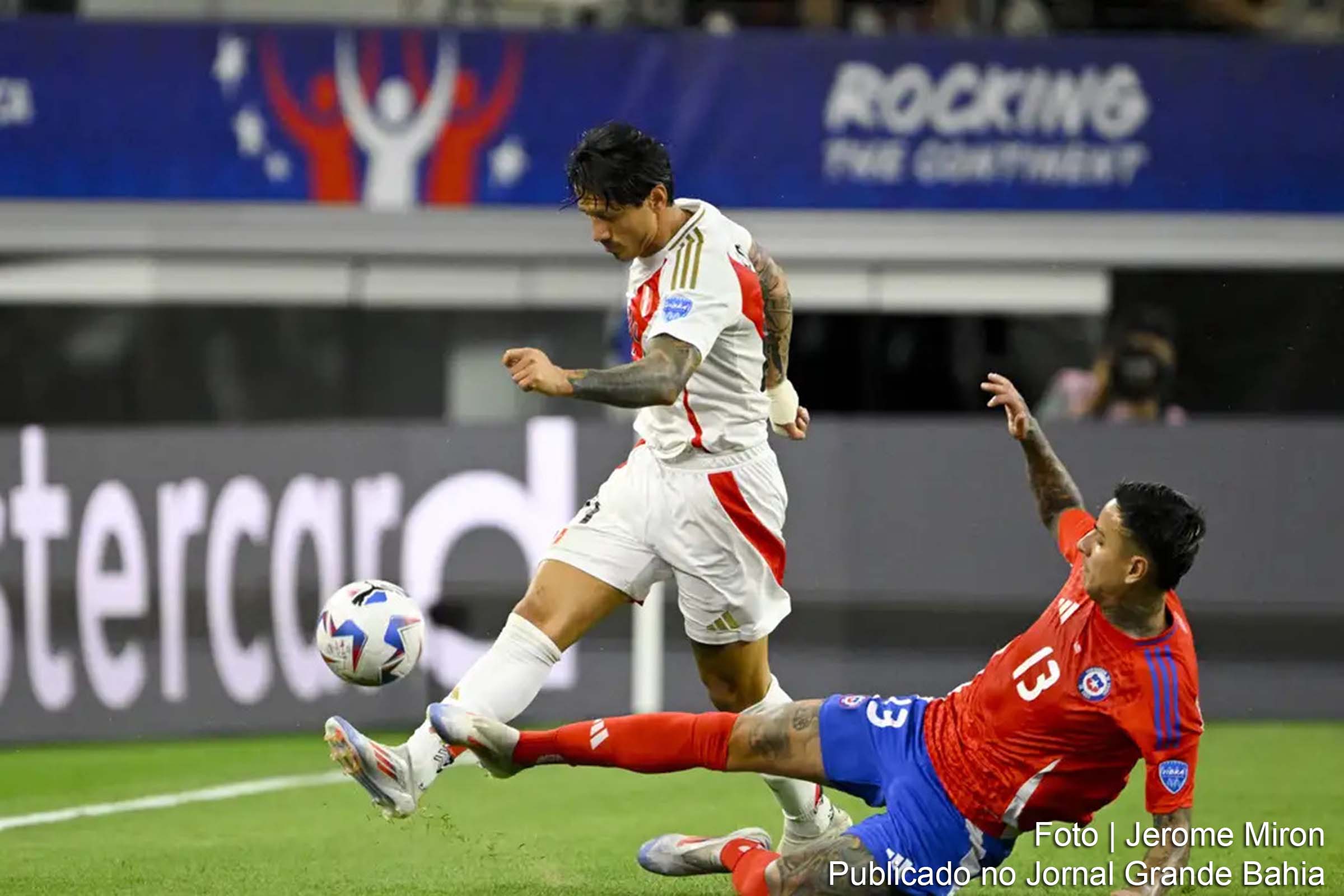 Partida no AT&T Stadium termina sem gols, deixando Chile e Peru com um ponto cada no Grupo A.